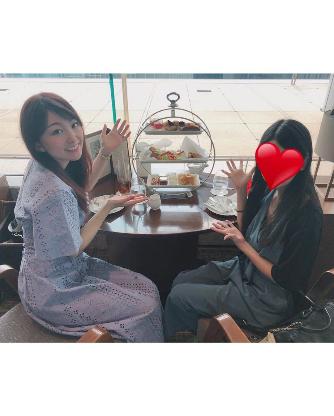 尻無浜冴美さんのインスタグラム写真 - (尻無浜冴美Instagram)「大学時代からの親友ちゃんが誕生日祝いでアフタヌーンティー連れてってくれた💗﻿ ﻿ 8年前の3月、大学4年生で就活中だったんだけど﻿ 親友ちゃんにSDN48のオーディションを教えてもらって！﻿ 昔、芸能活動しててまたやりたいって﻿ 未練があった私の気持ちを知ってくれてて背中押してくれたの😌﻿ #sdn48 に入るキッカケになった親友ちゃん❗️﻿ ありがとう😊💖💖﻿ ﻿ ﻿ ﻿ ﻿ #小田急ホテルセンチュリーサザンタワー20階 ﻿ #小田急ホテル ﻿ #アフタヌーンティー ﻿ #誕生日プレゼント ﻿ #誕生日祝い ﻿ #afternoontea ﻿ #サマーアフタヌーンティー  #新宿カフェ #shinjyuku  #odakyuhotelcenturysoutherntower  #フレイアイディー #frayid」8月12日 15時07分 - saemi_shinahama