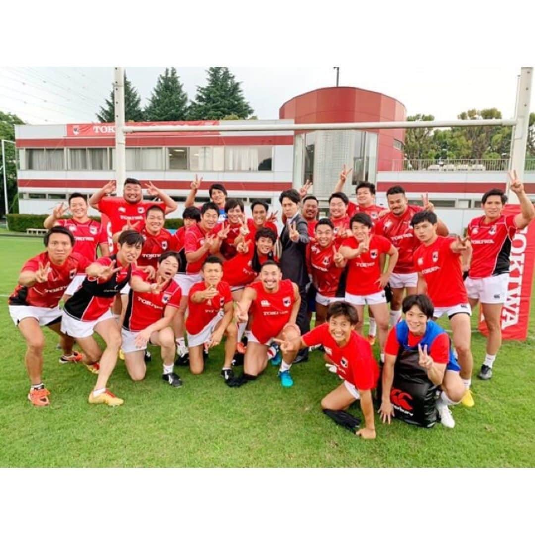 etsucoのインスタグラム：「* * * "ノーサイド🏉ゲーム" * ホンマにおもろい。 毎週楽しみにしとる。 ほんで毎回胸熱すぎて絶対泣いとるw * ほとんどの人がラグビー経験者ってゆうキャストなのが最高すぎるし(個人的なただの筋肉ラバー)、それが故に演技が不器用な所もこれまたいい。(演技が命やろ！って人は絶対に見ない方がいい😂😂) * 特に徹と浜畑とささが好き🤤 でも今回で里村もだいぶ好き。 * とゆうか毎回色んな選手がちょいちょいピックアップされて胸打ってくるから本当堪らん🤤 * ラグビーの試合見たいなぁ。 * * #日曜劇場 #21時からですよ #どこの回しもん #ノーサイドゲーム #ラグビー #にわかでもいいやん #逞しい役者の皆様 #毎週筋肉癒しをありがとう #アストロズ」