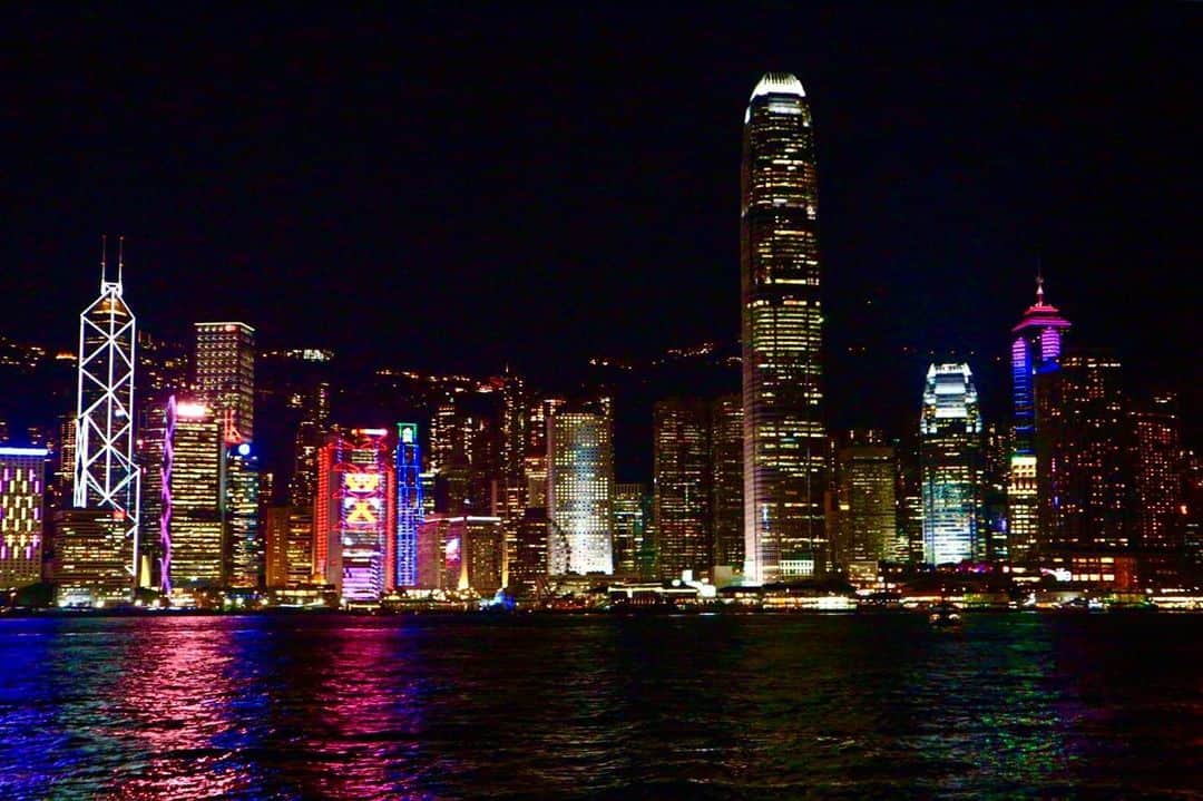 黒田麻理耶さんのインスタグラム写真 - (黒田麻理耶Instagram)「. 香港の夜景🌃 . 明るくて楽しい香港に早く戻って欲しい🇭🇰 今は行きたいお店にも行けないし、 連日デモのニュースばかり😢 . 次回香港に来るときは落ち着いてるといーなぁ🇭🇰✈️ . #香港  #香港生活  #香港在住 #HongKong  #HongKongLife #nightview  #hongkongnightview」8月12日 15時08分 - mariya_kuroda