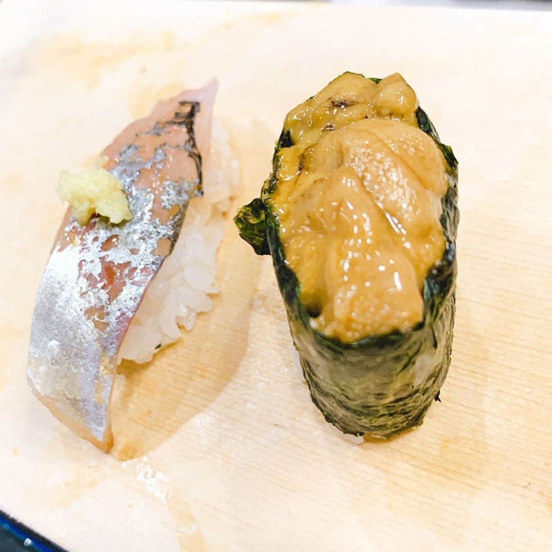 恵美さんのインスタグラム写真 - (恵美Instagram)「南砂町 寿司食べ放題おおみなと @minamisuna_oominato  に行ってきました🍣 . お寿司がなんと2500円で食べ放題！🍣✨ . 大将が毎朝豊洲の市場でネタを仕入れてくるため新鮮で、丁寧な包丁の入れ方や握り方から一貫一貫にこだわりと情熱を感じるお寿司でした！ カウンターでいただくお寿司なので目の前で握りたてをすぐに食べられる贅沢さ😊 . あおりいか🦑 (夏から秋にかけてのイカの王様) ごまさば (夏に食べられる) 紫うに ミナミマグロの大トロ こはだ 甘えび 芽ねぎ サーモン つぶ貝 (新鮮なので目の前で動くほど) 穴子 玉子 . 本格的な江戸前寿司を是非お腹いっぱいお楽しみください✨ . #南砂町グルメ #南砂町寿司 #南砂町ディナー #おおみなと #寿司食べ放題おおみなと #pr #コラボベース #model #モデル #japanesemodel #恵美」8月12日 15時11分 - emi_florence819