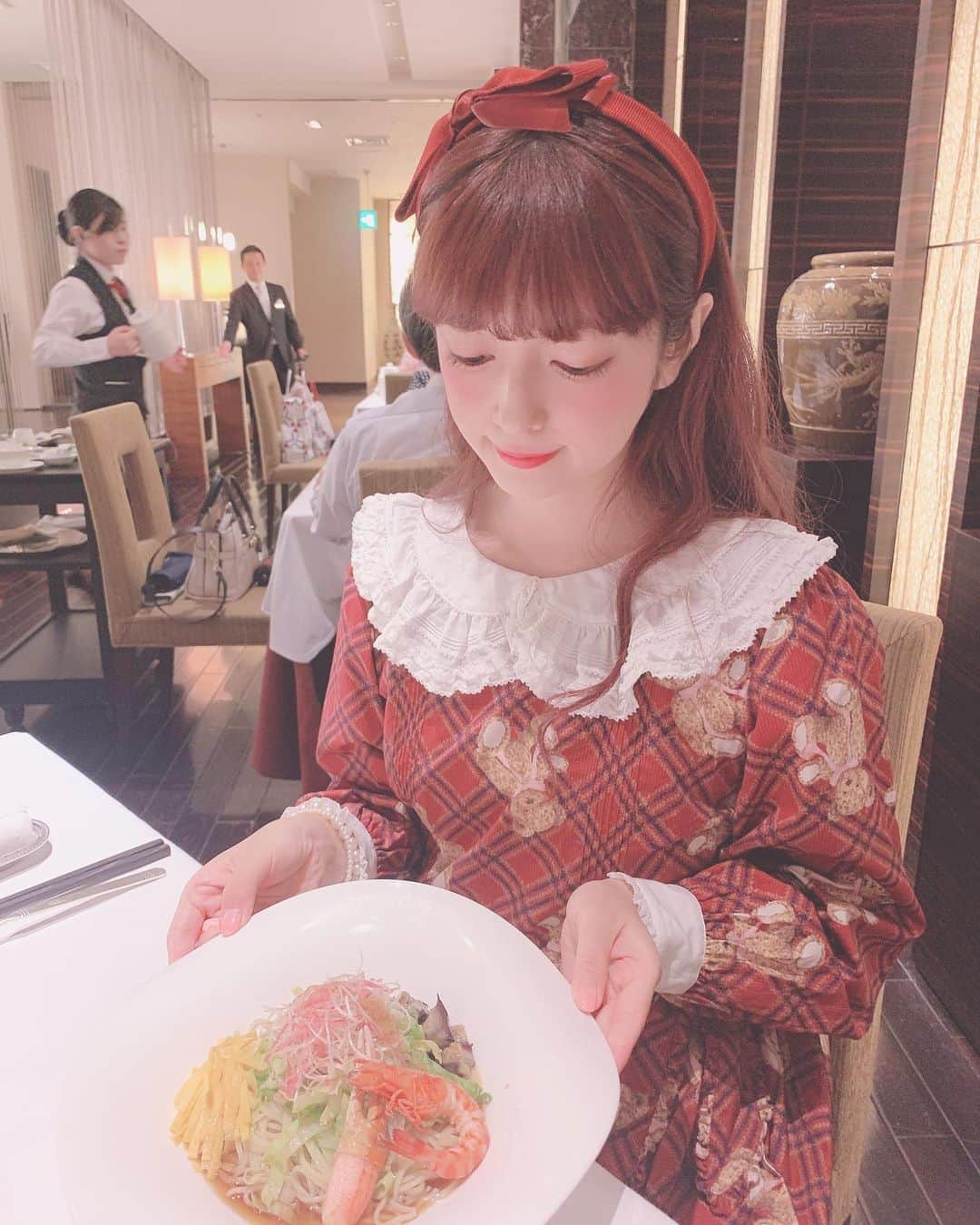 青木美沙子さんのインスタグラム写真 - (青木美沙子Instagram)「#ロイヤルパークホテル に母とランチ&お茶にきました！！ ずっと気になっていた冷やし中華を食べて、メロンアイスクリームケーキ的なものを食べて、美味しくて可愛くて、、、 ゆっくり母とデート出来て幸せだった❣️ #ロイヤルパークホテル #母とデート」8月12日 15時18分 - misakoaoki
