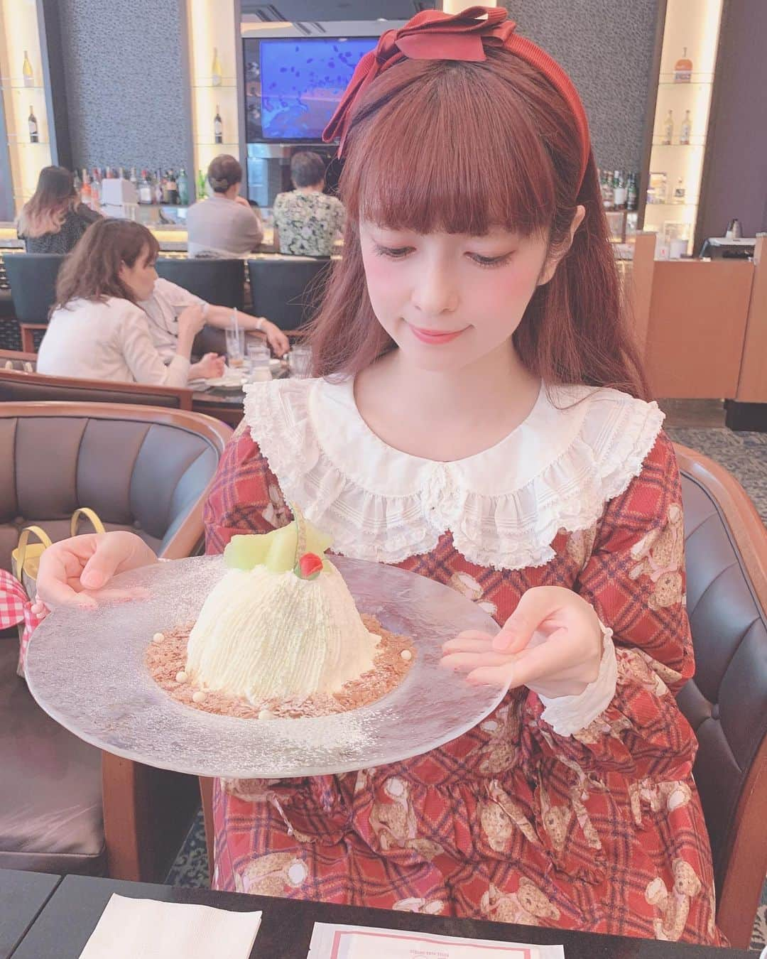 青木美沙子さんのインスタグラム写真 - (青木美沙子Instagram)「#ロイヤルパークホテル に母とランチ&お茶にきました！！ ずっと気になっていた冷やし中華を食べて、メロンアイスクリームケーキ的なものを食べて、美味しくて可愛くて、、、 ゆっくり母とデート出来て幸せだった❣️ #ロイヤルパークホテル #母とデート」8月12日 15時18分 - misakoaoki