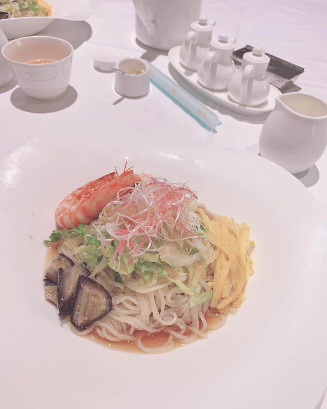 青木美沙子さんのインスタグラム写真 - (青木美沙子Instagram)「#ロイヤルパークホテル に母とランチ&お茶にきました！！ ずっと気になっていた冷やし中華を食べて、メロンアイスクリームケーキ的なものを食べて、美味しくて可愛くて、、、 ゆっくり母とデート出来て幸せだった❣️ #ロイヤルパークホテル #母とデート」8月12日 15時18分 - misakoaoki