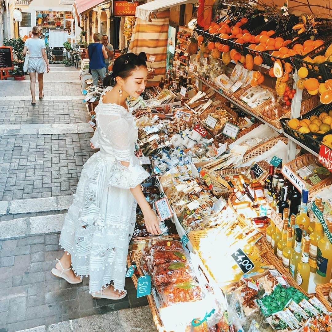 梅谷安里さんのインスタグラム写真 - (梅谷安里Instagram)「日本の暑さにすでに夏バテ気味🤮 ・ ・ 旅のインスタまだまだ続きます‼️ タオルミナの街で小道に入ってみるとスパイスのお店を発見🌿 お料理に使えそうな調味料などたくさん調達❤️ シチリアのお皿使って料理するのが楽しみ🤤 ・ ・ #taormina#sicily#Italy #🇮🇹#スパイス#あん旅」8月12日 15時20分 - anriworld