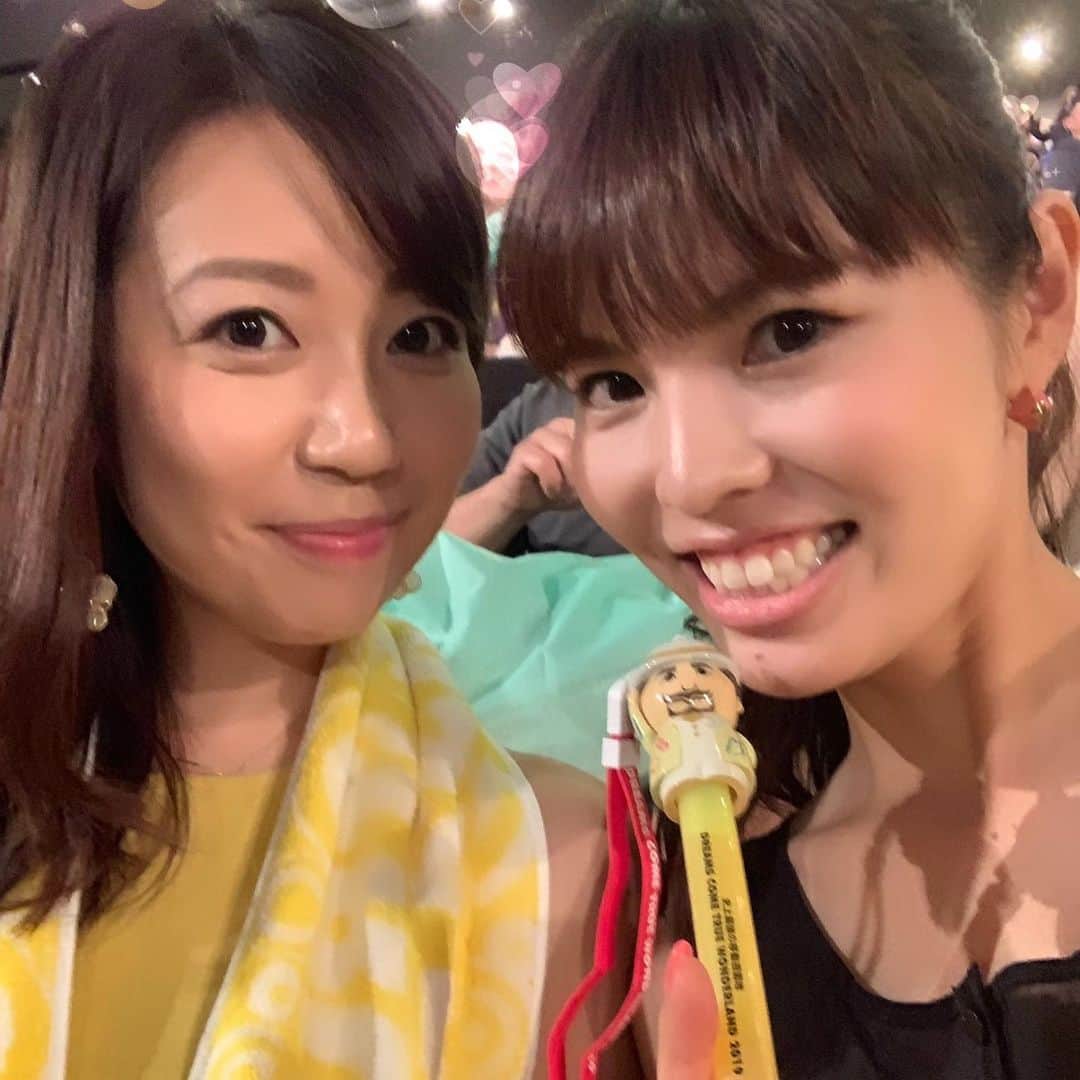 須黒清華のインスタグラム：「週末は大好きなドリカムのワンダーランドへ💕 くじ運のない私だけど、これだけは当たったー‼︎✨✨ . 登場から感動してウルウル✨ 衣装が可愛くて、ダンスもキレッキレで、歌う吉田美和さんは神々しかった✨ . 名曲の数々に、いろんな思い出を重ね合わせて聞き入り、一緒に歌って踊り、最高の時間でした〜‼︎ . グッズのタオルを黄色にしたら、全身黄色い浮かれた子になりました😳笑 #ドリカム #ドリカムワンダーランド2019 #吉田美和 さん最高💕 #パワーもらいました✨」