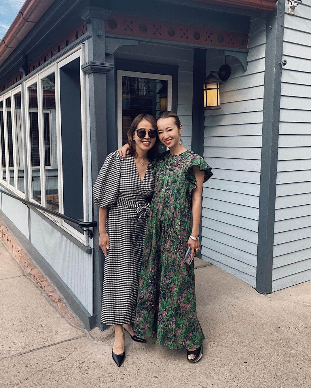 翁安芸さんのインスタグラム写真 - (翁安芸Instagram)「Mom and daughter @matsuhisaaspen 💛💚💙 #Aspen #summerinaspen #matsuhisaaspen #nobukokang #motheranddaughter #akiweng #アスペン #nobukosootd」8月12日 15時24分 - akinyc