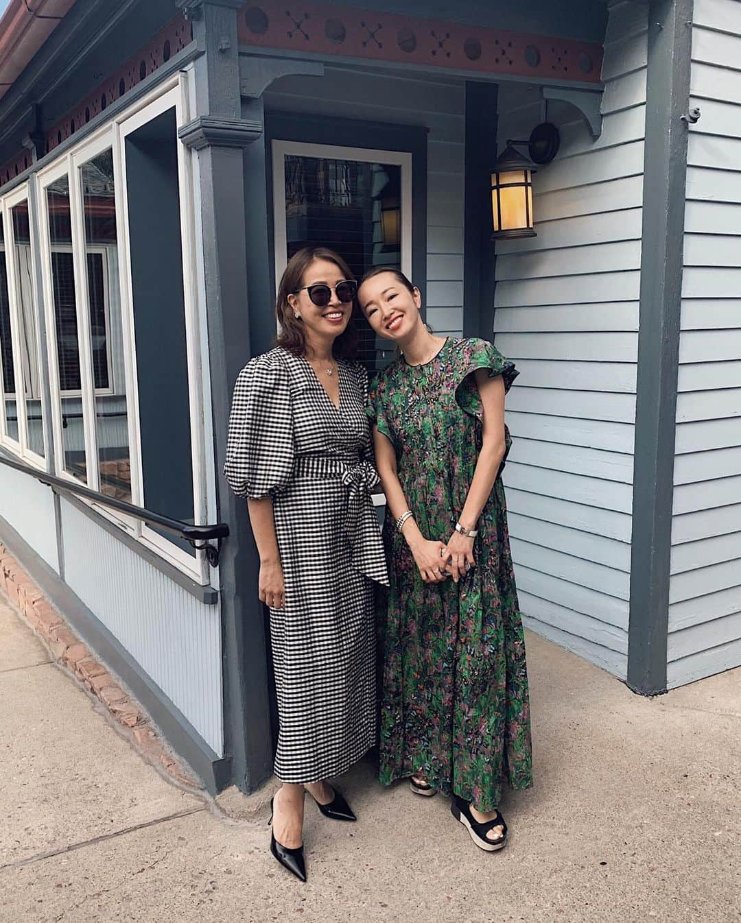 翁安芸さんのインスタグラム写真 - (翁安芸Instagram)「Mom and daughter @matsuhisaaspen 💛💚💙 #Aspen #summerinaspen #matsuhisaaspen #nobukokang #motheranddaughter #akiweng #アスペン #nobukosootd」8月12日 15時24分 - akinyc