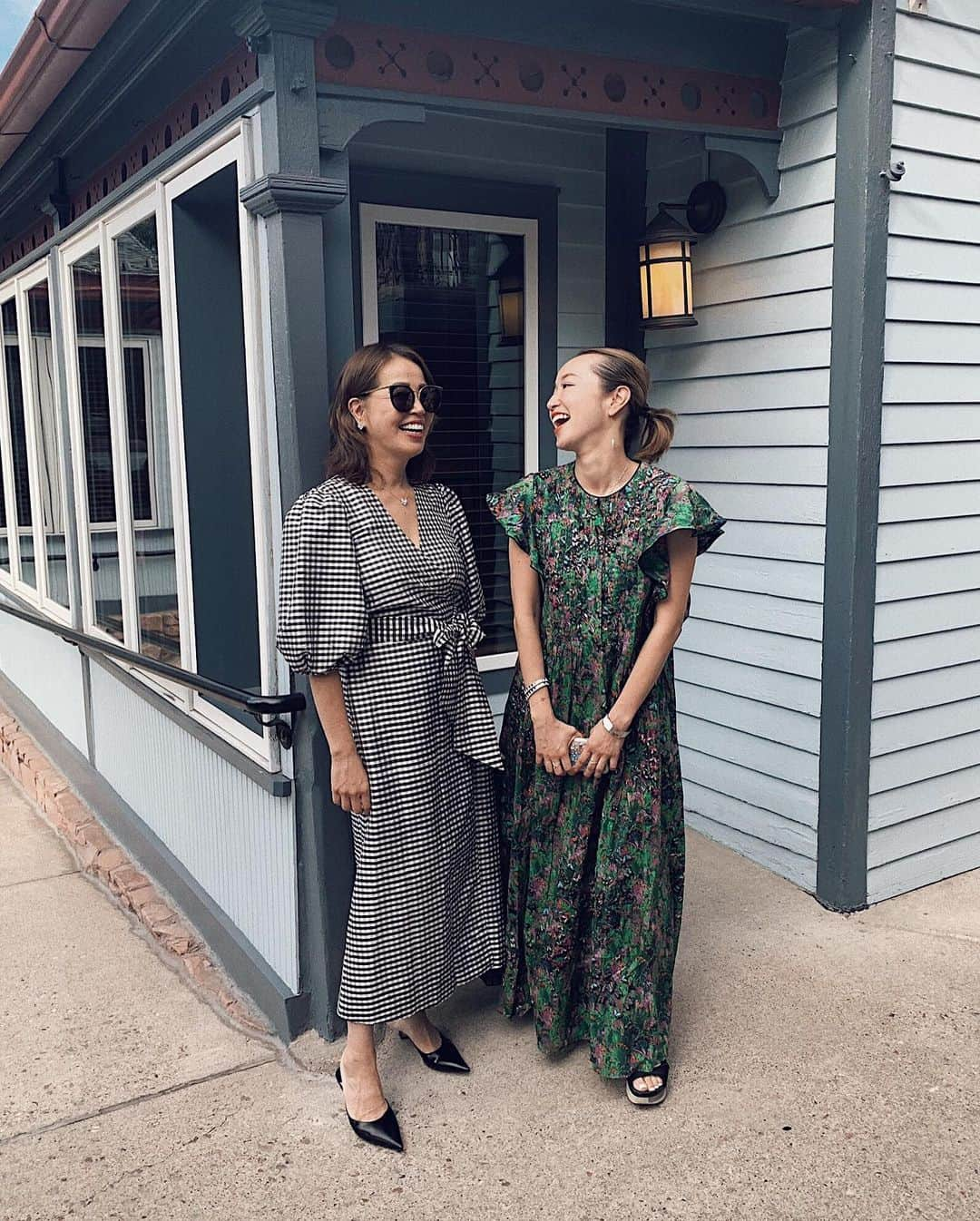 翁安芸さんのインスタグラム写真 - (翁安芸Instagram)「Mom and daughter @matsuhisaaspen 💛💚💙 #Aspen #summerinaspen #matsuhisaaspen #nobukokang #motheranddaughter #akiweng #アスペン #nobukosootd」8月12日 15時24分 - akinyc