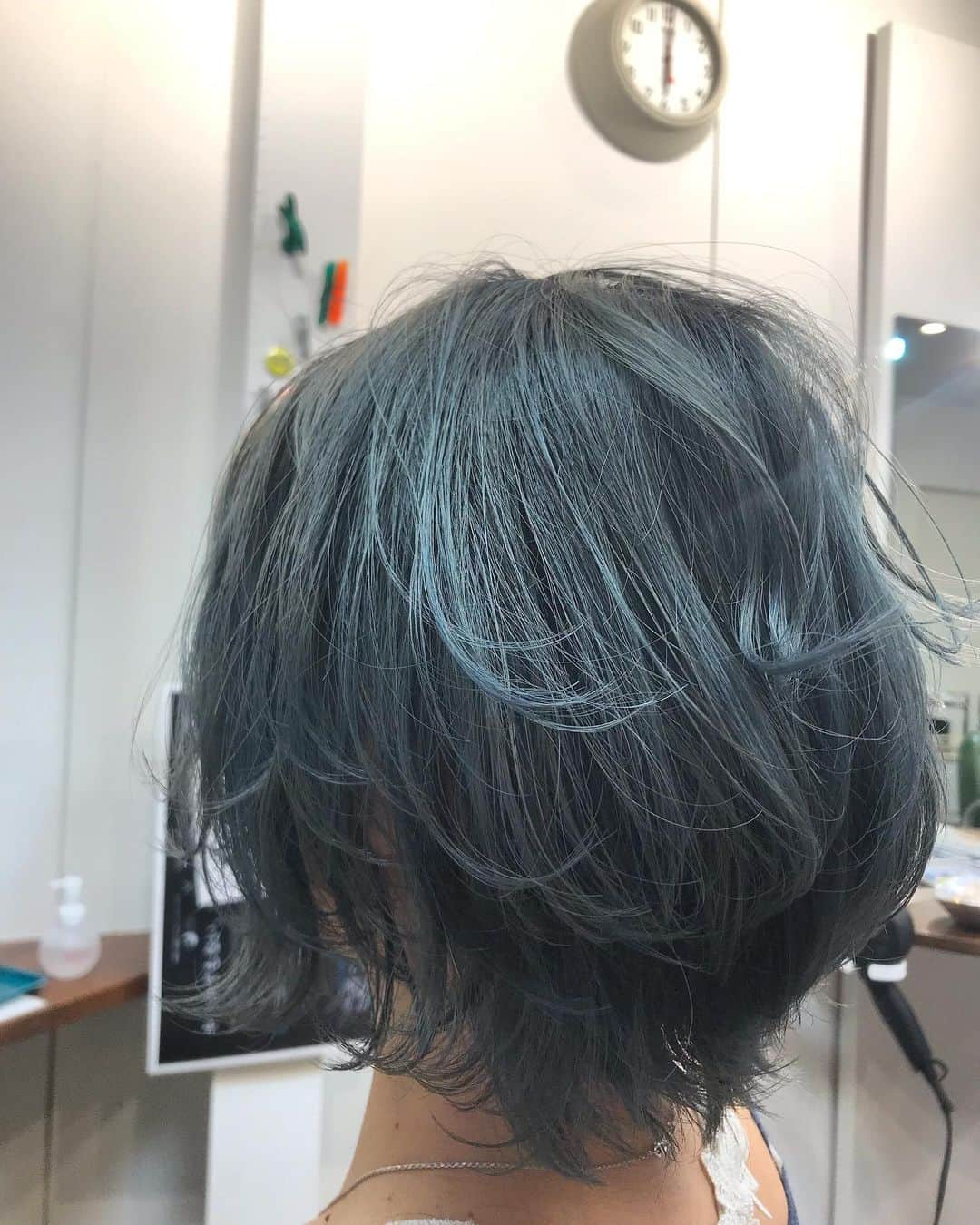 井上花実さんのインスタグラム写真 - (井上花実Instagram)「イルミナカラーの新色💫 スターダスト🌃⭐️ ブリーチした髪だと青みのあるグレーですが、 ブラウンの髪を染めると赤みをしっかり抑えてくれそうです🏊‍♀️ まだ発売前で、9月ごろから出来るようになります💓 : #ロンゴガール#ロンゴロンゴ#武雄美容室#武雄#武雄市#佐賀#佐賀美容室#イルミナ#イルミナカラー#武雄美容室ロンゴロンゴ#アプリエ#アプリエカラー #アッシュグレー#アッシュベージュ #グレーアッシュ#グレージュ#外国人風#外国人風カラー#スターダスト#ショートボブ #アッシュカラー#イルミナスターダスト#hair#hairstyle#haircolor#fashion」8月12日 15時33分 - hana87_mi3