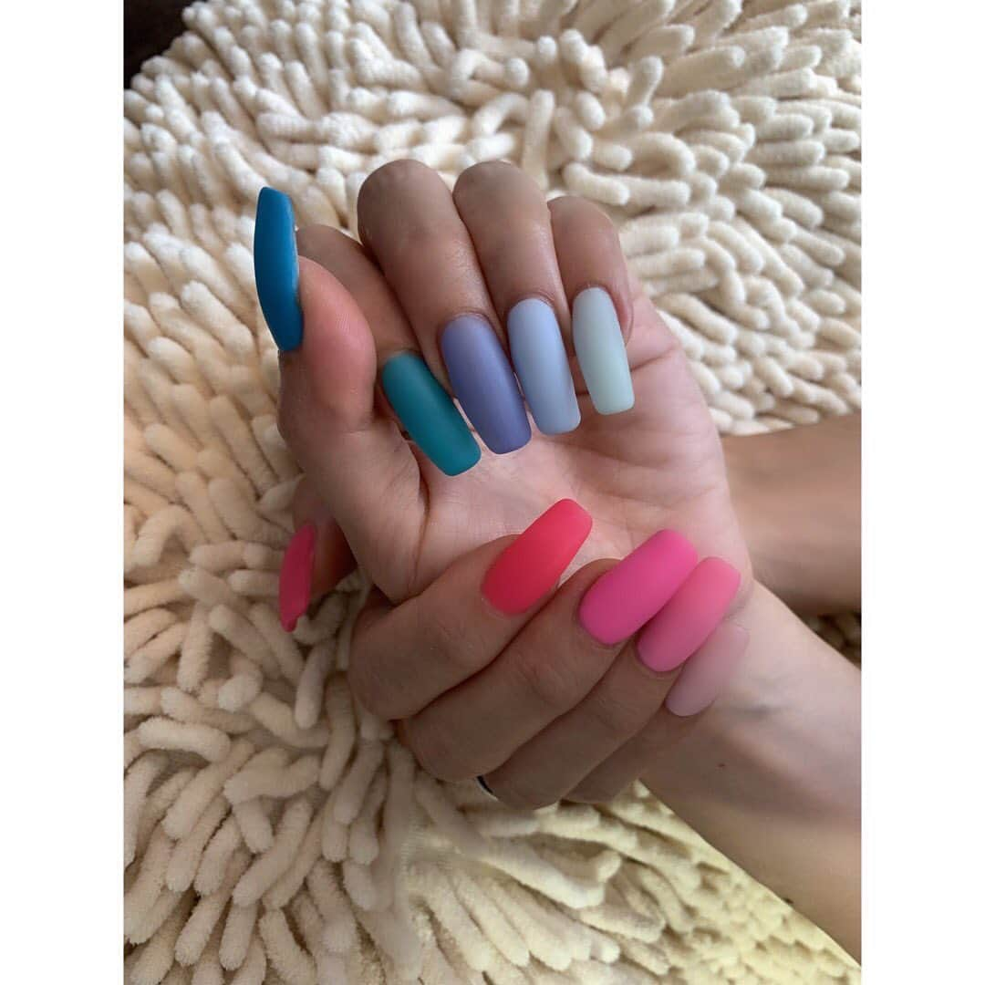 倖田來未さんのインスタグラム写真 - (倖田來未Instagram)「new nails💅﻿ めっちゃかわいくできたーっ！！﻿ 手の方は マット仕上げ、足は艶仕上げ！﻿ ブルーからブルーのグラデーション ﻿ ピンクからピンクのグラデーション﻿ にしてみたよん！！﻿ ﻿ 色決まるまで、﻿ めっちゃ時間かかった。。。﻿ ﻿ #決まっちゃー違う #決まっちゃー違う #ほんま #ネイリストさん振り回しまくり #1時間半かかってやっと #色決め #苦労した甲斐あり！ #かわひひ #オシャレは我慢 #というか #こだわり #もいるんやね #new #nail #color #gradation #blue #pink #kodakumi #倖田來未」8月12日 15時34分 - kodakumi_official