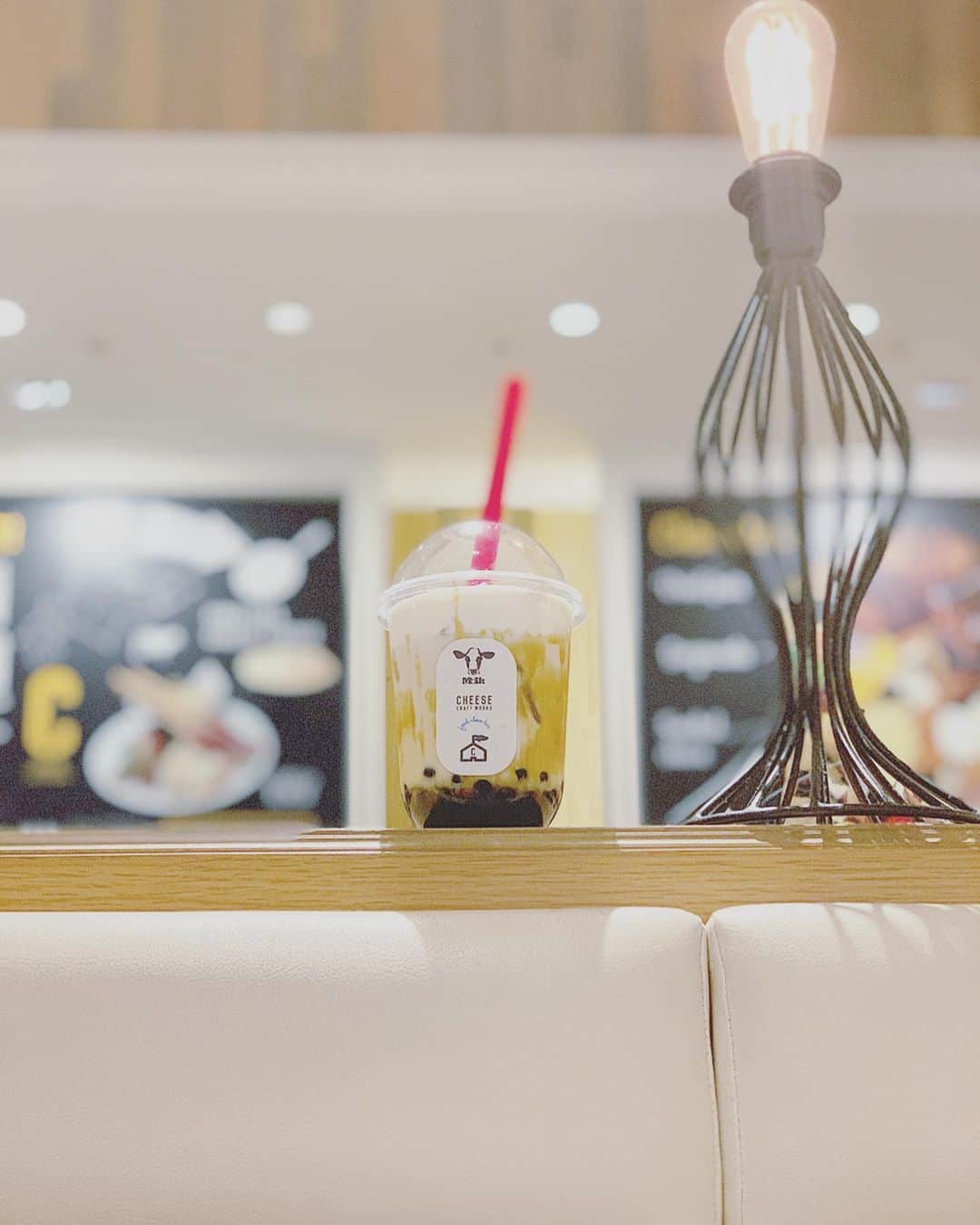 のインスタグラム：「cheese🧀﻿ ﻿ ﻿ 大好物のチーズ専門店で、﻿ 親友ちゃんとデート♡﻿ ﻿ 温める系の料理はすごい時間がかかるらしく、﻿ 時間がなくてサラダとカプレーゼを注文♡﻿ ﻿ 今度はフォンデュとか食べたいな💓﻿ ﻿ ﻿ お盆休みついにスタートしましたね☻﻿ 皆さんは帰省してるのかな？？﻿ ﻿ 楽しいお盆休みを(◍⁃͈ᴗ•͈)४४४♡*」