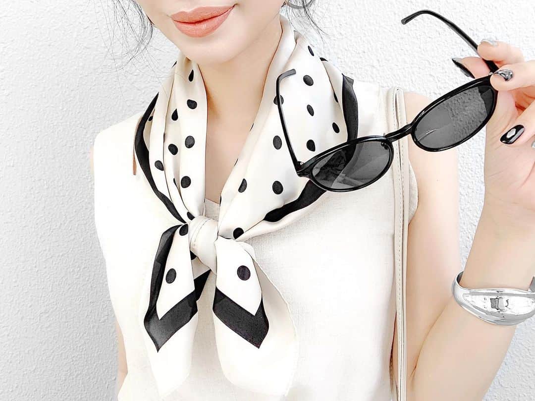 lve_xxxxのインスタグラム：「.﻿ .﻿ スカーフ大活躍🙆‍♀️﻿ ﻿ @lveu.official ﻿ ☑︎ Dot scarf 発売中🛒﻿ ﻿ 首後ろには保冷剤 ℹ︎N がお決まり😂﻿ ﻿ ﻿ #dot #scarf #Dotscarf﻿ #LVEU. #ラブユ #熱中症対策﻿ #保冷剤 #monotone #⚫️ #⚪️ ﻿」