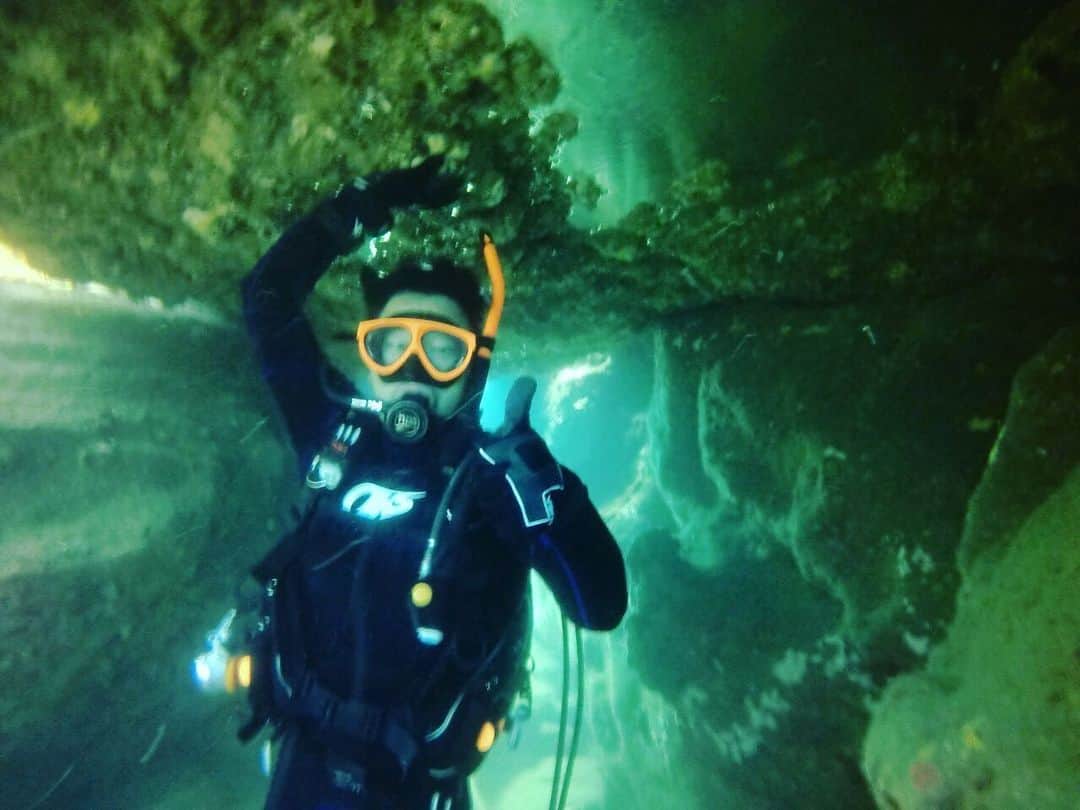 黒岩唯一さんのインスタグラム写真 - (黒岩唯一Instagram)「海底のトンネルの中、息を吐くと、空気の溜まりが、、、鏡の様に綺麗！！ 神秘的！！ #ダイビング  #神秘的  #綺麗  #黒岩唯一」8月12日 15時43分 - tadakazukuroiwa
