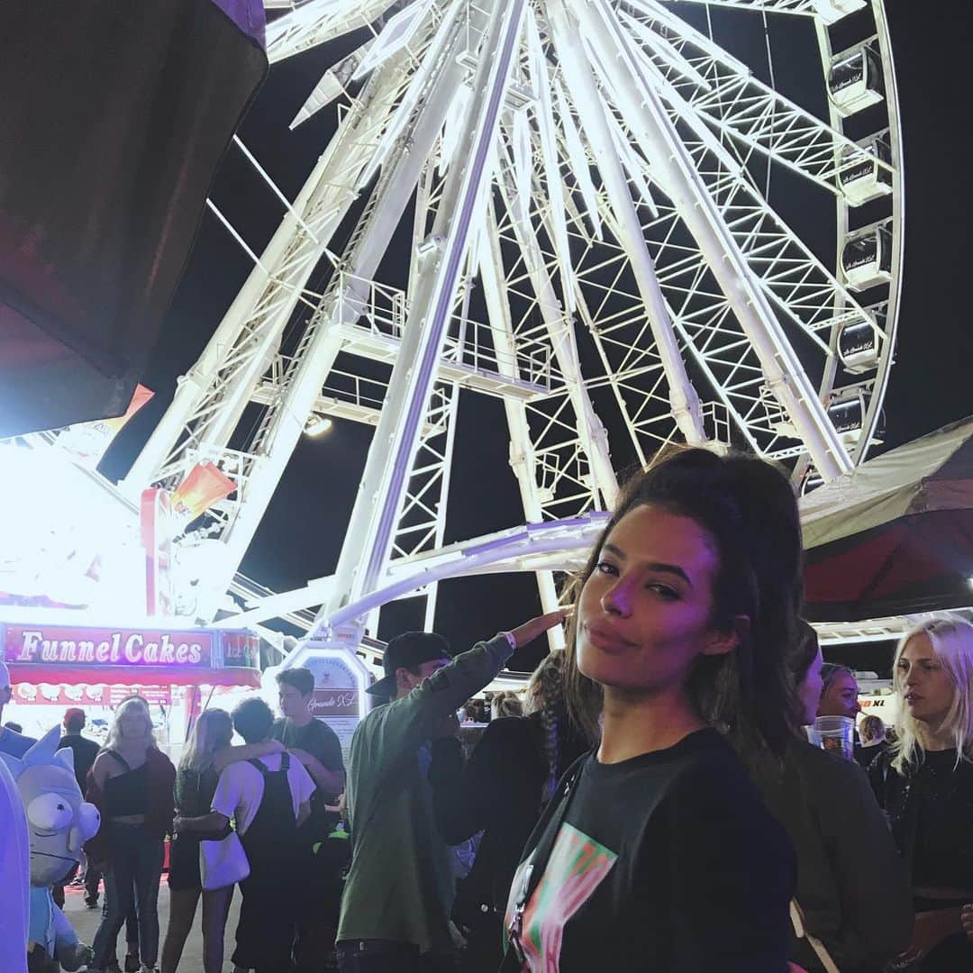 クロエ・ブリッジスのインスタグラム：「Yes I am back at the fair because I am VERY passionate about it. If there was a ranking of people who were most passionate about the fair it would go like six year olds, then the characters from Euphoria, and then me」