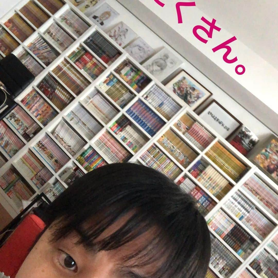 井上裕介さんのインスタグラム写真 - (井上裕介Instagram)「漫画がたくさんあるんです。 カードゲームもいっぱいあるんです。  #NONSTYLE #nonstyle #井上 #自撮り #ポジティブ #ナルシスト #どうだ #イケメン #だろ！？ #漫画 #カードゲーム #ボードゲーム #大好き」8月12日 15時46分 - nonyusuke