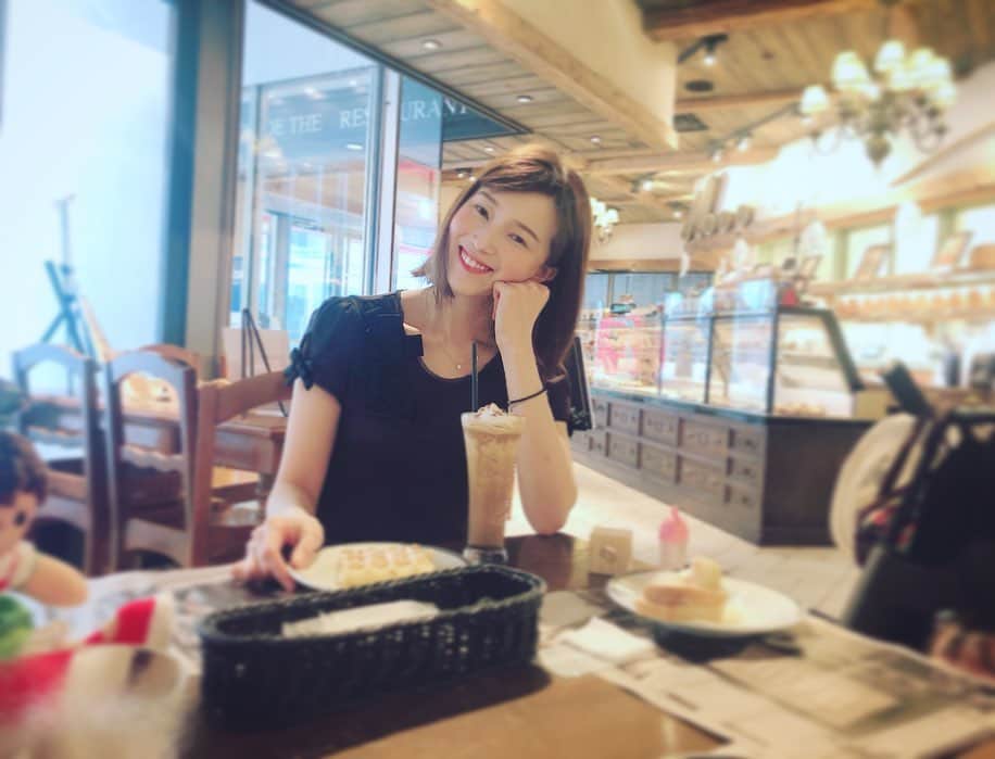 彩星りおんのインスタグラム：「chill at a cafe☕️﻿ ﻿ 休日のんびりモーニング🥐﻿ お人形はローマで買ったロマロマちゃん👧🏻﻿ 娘のお気に入りのため、最近はベビーカーに乗せていつも一緒にお出かけ。﻿ ﻿ 因みに名付け親は夫。ネーミングセンスね。 大人でも発音しにくいので娘は勿論呼べてません😂﻿ ﻿ #paul﻿ #sundaymorning﻿」