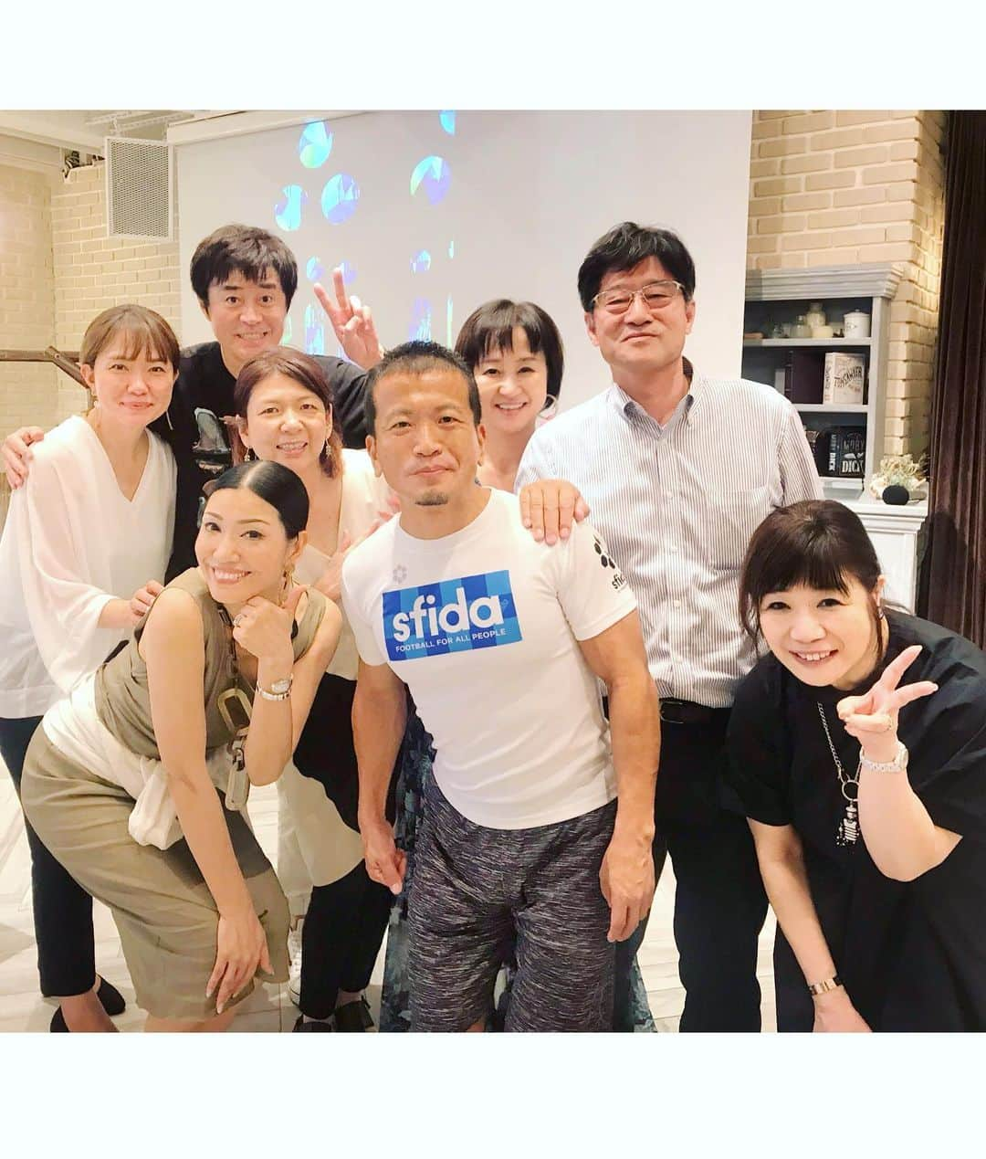 アンミカさんのインスタグラム写真 - (アンミカInstagram)「先週は、フジテレビ【バイキング】の暑気払い会でしたよ🎐 記者の方々や芸能レポーターの皆さん、そして日頃支えてくださるスタッフの皆さまとの交流、とても楽しかったです♫ 。 #ミッツさんと山田美保子さんが二次会のカラオケを歌ってスタート✨ #清原弁護士や横粂弁護士や阿部さんや菊池さんも歌いましたよ♫ #スポーツライターの小林さんの尾崎豊を歌う姿が決まってる！ #フジテレビ #バイキング  #お盆に入るので感謝と心を先祖に手向けたい。。」8月12日 15時59分 - ahnmikaofficial