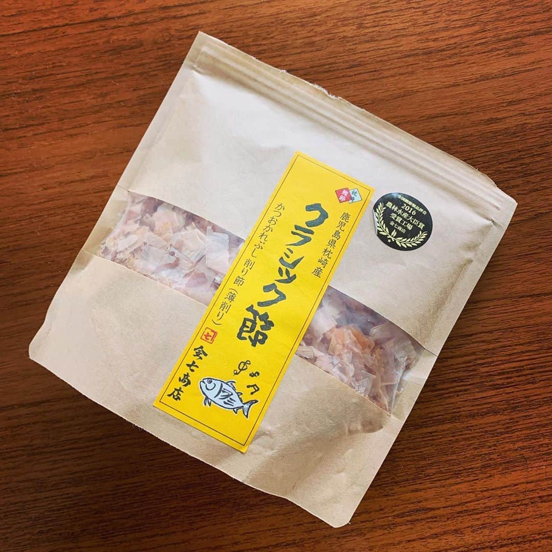 SHIORIさんのインスタグラム写真 - (SHIORIInstagram)「実家帰省まえの冷蔵庫一斉掃除を兼ねた昼食。  鯖と鮭は一切れずつだったのでわたしは鯖を🐟❤️ ゴーヤと玉ねぎと牛のオイスター炒め、もずく酢、焼きなす、厚揚げと焼きなすの味噌汁、玄米。  半端に残った野菜🥒🍅🍆たちを冷凍庫のお助け食材とともにおいしくいただきました！  お肉は信頼しているお肉屋さん、滋賀県サカエヤから届くわくわく定期便（近江牛を中心とした肉が数種類、月一回届きます。何が届くか毎月の楽しみ！）食べきれなかった分は冷凍保存。少しずつ食卓で楽しんでます。  魚は買ってきて新鮮なうちに食べるのが理想ですが最近は頻繁に出かけられないのでに魚屋さんでまとめ買いして冷凍中。🐟🐟🐟 今日は先日新店がオープンしたばかりのかつおちゃん🐟 ✨@katsuoshokudou から頂いた鰹節（写真7枚目）を使って出汁を取ったら目を見開く美味しさでびっくり仰天！至福の一杯となりました🙏✨夏は仕上げに青じそやミョウガをちらすのが好きです。焼きなすにもクラシック鰹節をたっぷり、もずく酢のベースの出汁にも使用したら上品〜✨ また実家帰りに道の駅で新鮮野菜をたくさん買ってくるのが今から楽しみです🍉🍉🍉」8月12日 16時00分 - shiorikaregohan