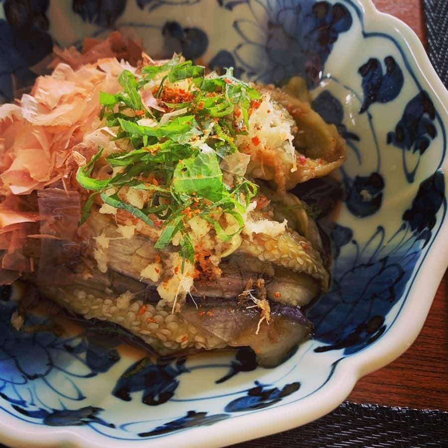 SHIORIさんのインスタグラム写真 - (SHIORIInstagram)「実家帰省まえの冷蔵庫一斉掃除を兼ねた昼食。  鯖と鮭は一切れずつだったのでわたしは鯖を🐟❤️ ゴーヤと玉ねぎと牛のオイスター炒め、もずく酢、焼きなす、厚揚げと焼きなすの味噌汁、玄米。  半端に残った野菜🥒🍅🍆たちを冷凍庫のお助け食材とともにおいしくいただきました！  お肉は信頼しているお肉屋さん、滋賀県サカエヤから届くわくわく定期便（近江牛を中心とした肉が数種類、月一回届きます。何が届くか毎月の楽しみ！）食べきれなかった分は冷凍保存。少しずつ食卓で楽しんでます。  魚は買ってきて新鮮なうちに食べるのが理想ですが最近は頻繁に出かけられないのでに魚屋さんでまとめ買いして冷凍中。🐟🐟🐟 今日は先日新店がオープンしたばかりのかつおちゃん🐟 ✨@katsuoshokudou から頂いた鰹節（写真7枚目）を使って出汁を取ったら目を見開く美味しさでびっくり仰天！至福の一杯となりました🙏✨夏は仕上げに青じそやミョウガをちらすのが好きです。焼きなすにもクラシック鰹節をたっぷり、もずく酢のベースの出汁にも使用したら上品〜✨ また実家帰りに道の駅で新鮮野菜をたくさん買ってくるのが今から楽しみです🍉🍉🍉」8月12日 16時00分 - shiorikaregohan