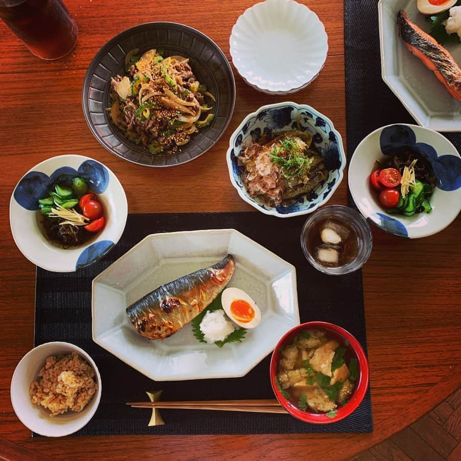 SHIORIさんのインスタグラム写真 - (SHIORIInstagram)「実家帰省まえの冷蔵庫一斉掃除を兼ねた昼食。  鯖と鮭は一切れずつだったのでわたしは鯖を🐟❤️ ゴーヤと玉ねぎと牛のオイスター炒め、もずく酢、焼きなす、厚揚げと焼きなすの味噌汁、玄米。  半端に残った野菜🥒🍅🍆たちを冷凍庫のお助け食材とともにおいしくいただきました！  お肉は信頼しているお肉屋さん、滋賀県サカエヤから届くわくわく定期便（近江牛を中心とした肉が数種類、月一回届きます。何が届くか毎月の楽しみ！）食べきれなかった分は冷凍保存。少しずつ食卓で楽しんでます。  魚は買ってきて新鮮なうちに食べるのが理想ですが最近は頻繁に出かけられないのでに魚屋さんでまとめ買いして冷凍中。🐟🐟🐟 今日は先日新店がオープンしたばかりのかつおちゃん🐟 ✨@katsuoshokudou から頂いた鰹節（写真7枚目）を使って出汁を取ったら目を見開く美味しさでびっくり仰天！至福の一杯となりました🙏✨夏は仕上げに青じそやミョウガをちらすのが好きです。焼きなすにもクラシック鰹節をたっぷり、もずく酢のベースの出汁にも使用したら上品〜✨ また実家帰りに道の駅で新鮮野菜をたくさん買ってくるのが今から楽しみです🍉🍉🍉」8月12日 16時00分 - shiorikaregohan