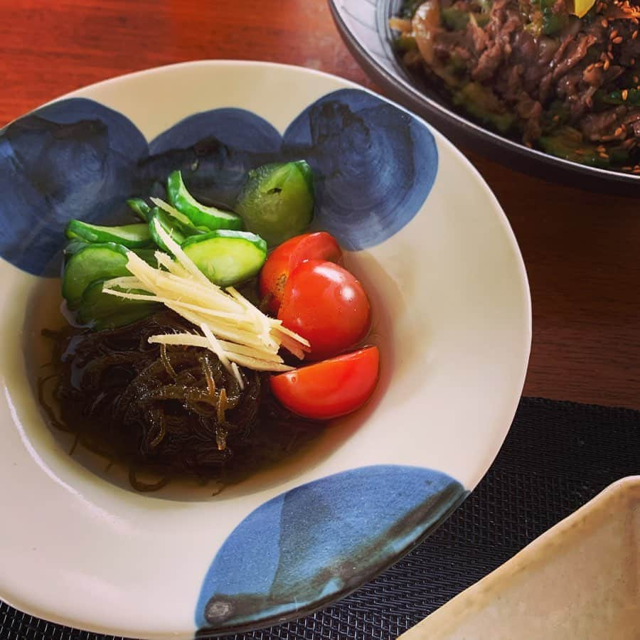 SHIORIさんのインスタグラム写真 - (SHIORIInstagram)「実家帰省まえの冷蔵庫一斉掃除を兼ねた昼食。  鯖と鮭は一切れずつだったのでわたしは鯖を🐟❤️ ゴーヤと玉ねぎと牛のオイスター炒め、もずく酢、焼きなす、厚揚げと焼きなすの味噌汁、玄米。  半端に残った野菜🥒🍅🍆たちを冷凍庫のお助け食材とともにおいしくいただきました！  お肉は信頼しているお肉屋さん、滋賀県サカエヤから届くわくわく定期便（近江牛を中心とした肉が数種類、月一回届きます。何が届くか毎月の楽しみ！）食べきれなかった分は冷凍保存。少しずつ食卓で楽しんでます。  魚は買ってきて新鮮なうちに食べるのが理想ですが最近は頻繁に出かけられないのでに魚屋さんでまとめ買いして冷凍中。🐟🐟🐟 今日は先日新店がオープンしたばかりのかつおちゃん🐟 ✨@katsuoshokudou から頂いた鰹節（写真7枚目）を使って出汁を取ったら目を見開く美味しさでびっくり仰天！至福の一杯となりました🙏✨夏は仕上げに青じそやミョウガをちらすのが好きです。焼きなすにもクラシック鰹節をたっぷり、もずく酢のベースの出汁にも使用したら上品〜✨ また実家帰りに道の駅で新鮮野菜をたくさん買ってくるのが今から楽しみです🍉🍉🍉」8月12日 16時00分 - shiorikaregohan