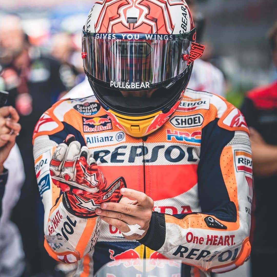 レプソル・ホンダのインスタグラム：「The art of preparation. ⠀⠀⠀⠀⠀⠀⠀⠀⠀ #AustrianGP #AustrianGP #25RepsolHonda #Repsol #MotoGP #Honda #Racing #RepsolHonda #HRC #RC213V #MM93 #MarcMarquez #ThePowerOfDreams #Motorcycle #Austria #RedBull」
