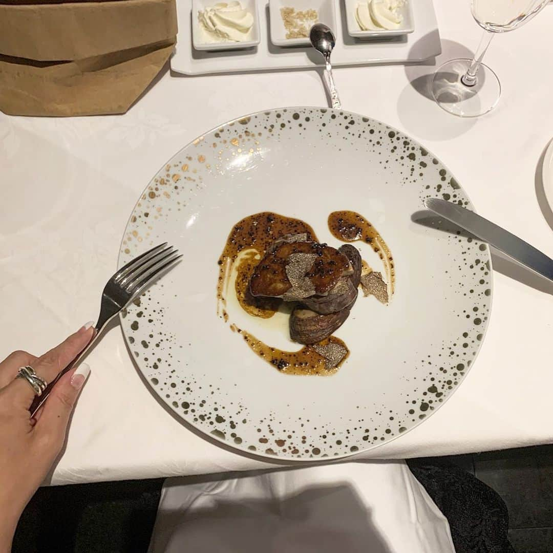 maricoさんのインスタグラム写真 - (maricoInstagram)「初めて行った#thelegiantokyo 🍴  出てくるものが全部オシャレでしかも美味しかった🤤💓 ・ ・ ロッシーニは過去最高に超美味しかった❤️ ・ ・ 店内もプールがあったりとても雰囲気良かったです。  #渋谷フレンチ#フレンチ#渋谷#お誕生日お祝い#ロッシーニ #marico_cafe」8月12日 16時14分 - marico__0088