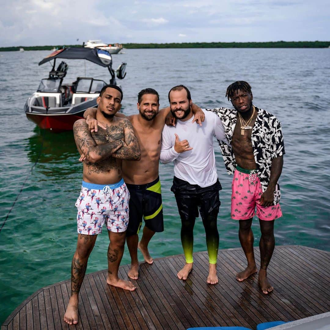 ネイト・ロビンソンさんのインスタグラム写真 - (ネイト・ロビンソンInstagram)「Had the time of my life today! It was my first time Wake Surfing and spending all day on a yacht! Gotta thank my boys @honeybadgerceo and @polokerber #holdat」8月12日 16時06分 - naterobinson