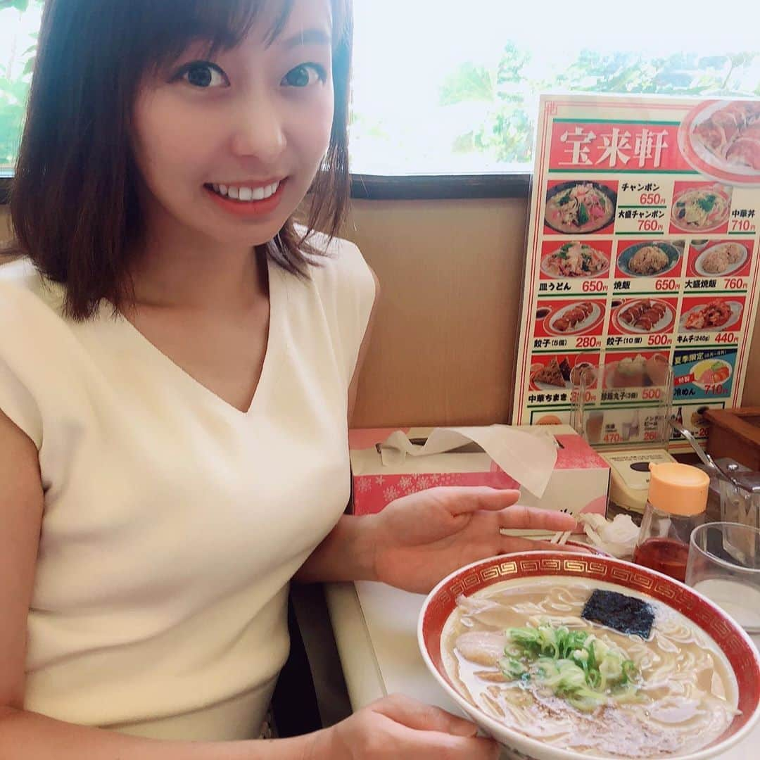 菊池良子さんのインスタグラム写真 - (菊池良子Instagram)「お墓参りの後はいつものラーメン屋さん🍜  初めてのお店に行くのも好きですが、家族と毎年同じ行動、馴染みのお店に行くのっていいですよね☺︎ ご先祖様にいつも守って下さりありがとうございます☺︎の、感謝の気持ちと色々なご報告をしました！！ これからも私たちをお守りください☺︎ #お盆 #お墓参り #家族 #ラーメン #宝来軒 #福岡ラーメン 500円です✨ #family #フリーアナウンサー #announcer  明日からのお仕事も頑張ります^_^」8月12日 16時08分 - kikuryo627happy