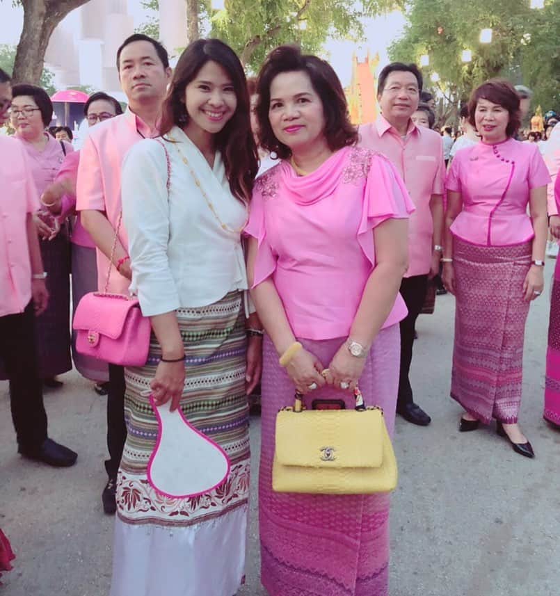 ポーナノン・ファトラムのインスタグラム：「สุขสันต์วันแม่คะ รักแม่มากๆเลยนะคะ😘 Happy Thai Mother’s day ka❤️」