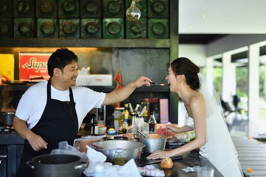 のインスタグラム：「・ 「オビの結婚式なら世界中どこでも行って俺が料理を作るよ。」 ・ 結婚式はしなくてもいいかな。と言った私に パリ @archeste_paris のシェフで30年来の幼馴染 @yoshiakiarcheste がくれた一言が嬉しくて 式を挙げることを決めました。 ・ 更に良明のサポートを二つ返事で引き受けてくれた良明の元同僚 @hiromeno さん。 ・ この日の為にマニラから飛んで来てくれたメノさんがいなかったら完璧なディナーが完成することはなかったな。 ・ プライベートヴィラのキッチンだったから調理器具もままならない悪状況でスターシェフに沢山迷惑をかけたのに、全てを笑いに変えながら完璧に仕上げてくれた2人。  どんな状況でもベストを尽くすプロフェッショナルの底力を見せてくれて感動しました。 ・ 2人と一緒に友達たちも手伝ってくれたお料理を皆んなでいただけたことが最高に嬉しかった！ ・ 結婚式で新婦はほとんど食事ができない。なんて聞いたけど、今回のメインイベントディナーは私ももちろん完食❤️ ・ ・ ・ 良明！ 忙しい中、バリに来てくれてありがとう。良明の一言がなかったら、こんなに最高な時間を皆んなで過ごすことはできなかったよ。一皿一皿、皆んなが声を無くすほど感動してくれて本当に嬉しかった！ ・ メノさん 料理以外ダメダメな良明を完璧にサポートしてくださりありがとうございました。メノさんがいなかったらと思うと、震えます😂 ・ ・ #kumibaliwedding #archeste  #ラルケスト」