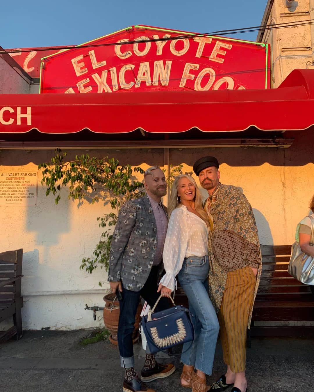 クリスティ・ブリンクリーさんのインスタグラム写真 - (クリスティ・ブリンクリーInstagram)「You never know who you’ll bump into at El Coyoté .. like John and his dapper friend George, and beautiful  Margie who’s family has owned the legendary restaurant for 88 years! Here’s to margueritas and guacamole and Hollywood! Olé! Now it’s off to see “Once Upon a Time in Hollywood” #quentintarantino #hollywood #movies  #onceuponatimeinhollywoodmovie」8月12日 16時26分 - christiebrinkley