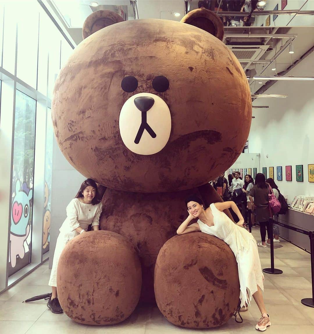 桃生亜希子のインスタグラム：「カムサムニダ 韓国🇰🇷🙏🐻 老若男女みんな、日本語で話しかけてきてくれて、困っているとすぐ助けてくれた。  フェスでも小中学生みたいに無邪気に歌って踊る姿は 最高に魅力的だったな。  とても人間らしくて、もちろんごはんも素晴らしく美味しくて、、。 この国のこと、人が大好きになりました。  色々な問題があるけれど、結局は人対人。  感謝と尊敬を持って笑顔で接すれば、幸せな気持ちになる。  韓国の人達が日本にきたら、沢山いい思い出を作ってもらいたいなぁ。」