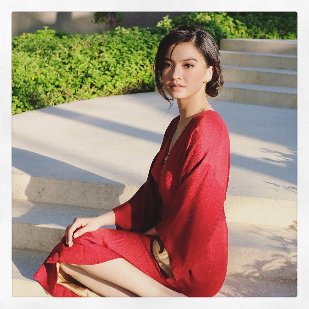 ラライン・シャーのインスタグラム：「My 👘 is red. I am going to bed 😴」