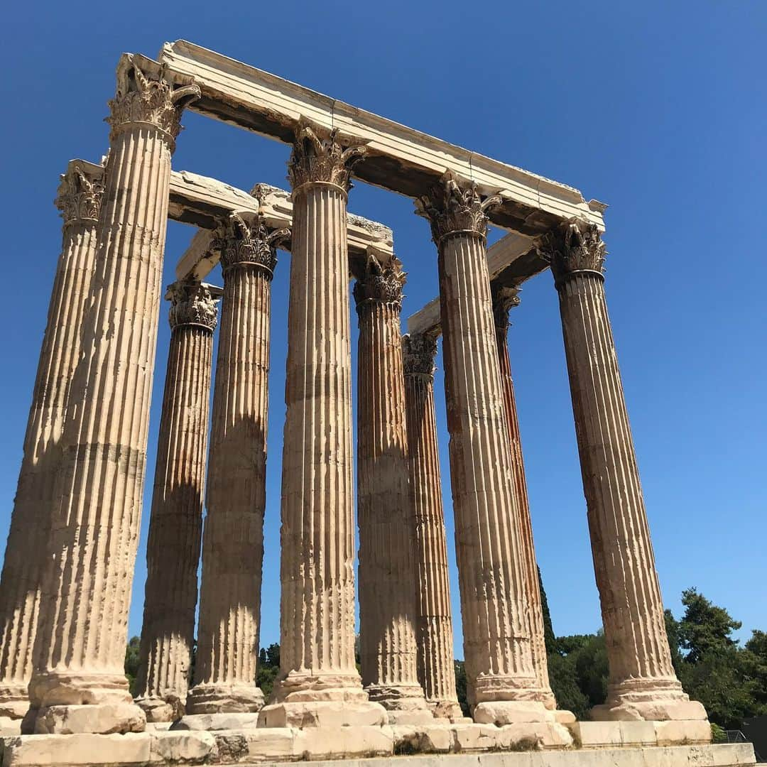 アレクシマビーユさんのインスタグラム写真 - (アレクシマビーユInstagram)「Zeus temple #athens #decadence #columns #temple #tothesky #bluesky #marble #corinthian #majestueux #bam #divinatoire #god」8月12日 16時37分 - alexismabille