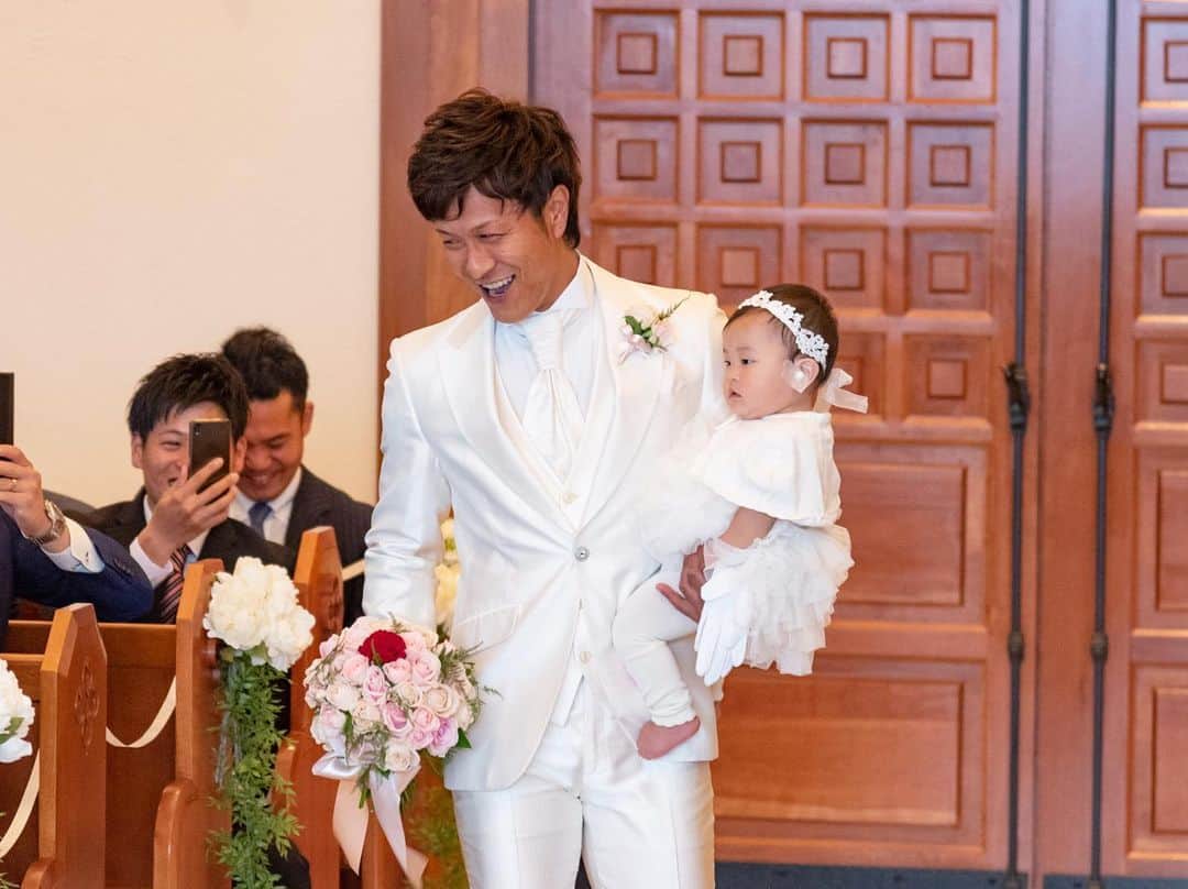 福井結婚式 ヴィラグランディス福井さんのインスタグラム写真 - (福井結婚式 ヴィラグランディス福井Instagram)「家族で迎える結婚式💒 お子様の笑顔や可愛い仕草は、ゲスト全員を笑顔にさせてくれます☺️ #ヴィラグランディス は#パパママ婚を応援します 📣  #ヴィラグランディス福井#villagrandis福井#パパママ婚#ファミリーウエディング#福井花嫁#福井結婚式#福井結婚式場#福井ゲストハウス#プレ花嫁#プレ花嫁さんと繋がりたい #結婚準備#ウエディングフォト#結婚式#結婚式レポート#marry#marry花嫁#ウエディングニュース#ファミリー婚#卒花嫁#ファミリー婚marry花嫁」8月12日 16時37分 - villagrandis_fukui