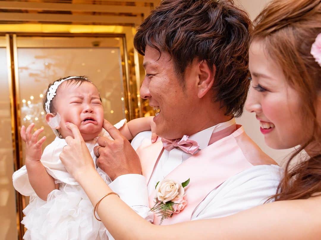 福井結婚式 ヴィラグランディス福井さんのインスタグラム写真 - (福井結婚式 ヴィラグランディス福井Instagram)「家族で迎える結婚式💒 お子様の笑顔や可愛い仕草は、ゲスト全員を笑顔にさせてくれます☺️ #ヴィラグランディス は#パパママ婚を応援します 📣  #ヴィラグランディス福井#villagrandis福井#パパママ婚#ファミリーウエディング#福井花嫁#福井結婚式#福井結婚式場#福井ゲストハウス#プレ花嫁#プレ花嫁さんと繋がりたい #結婚準備#ウエディングフォト#結婚式#結婚式レポート#marry#marry花嫁#ウエディングニュース#ファミリー婚#卒花嫁#ファミリー婚marry花嫁」8月12日 16時37分 - villagrandis_fukui