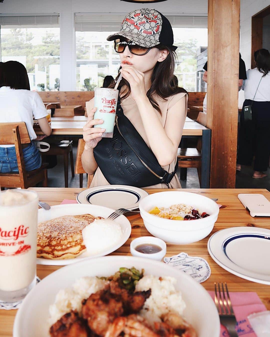 吉田理紗さんのインスタグラム写真 - (吉田理紗Instagram)「全部最高に美味しかったー！😆 特にバターミルクパンケーキのふわもち感が絶品でした♡ 海が目の前にあると何倍も美味しく感じる🏖 #pacificdrivein #garlicshrimp #pancake #acaibowl  #パシフィックドライブイン #ドライブデート」8月12日 16時39分 - yoshirisaa