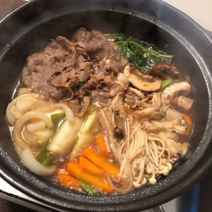 工藤采佳さんのインスタグラム写真 - (工藤采佳Instagram)「すき焼きParty🐮🍲🏠 先日、送って頂いた松坂牛。 食べた感想は、、、 きめ細かいお肉は、旨みたっぷり！ 程よく噛みごたえがあって 柔らかくて味が濃くて 甘みがしっかりあって、 パーフェクトすぎでした！ めっちゃ興奮しました🐮笑 あと半分残ってるので、 また後日、Partyしよっ😍💕 . . . . . . . . #ホームパーティ#手料理#お家ごはん#夜ご飯#料理#松坂牛#すき焼き#料理好きな人と繋がりたい#料理好き#肉好き#大好き#肉#感動#きのこ#土鍋#cooking#instafood#japanesefood#dinner#house#healthyfood#good#power#cook#instadaily#followme#instacook#japan_of_insta」8月12日 16時43分 - kudo__ayaka