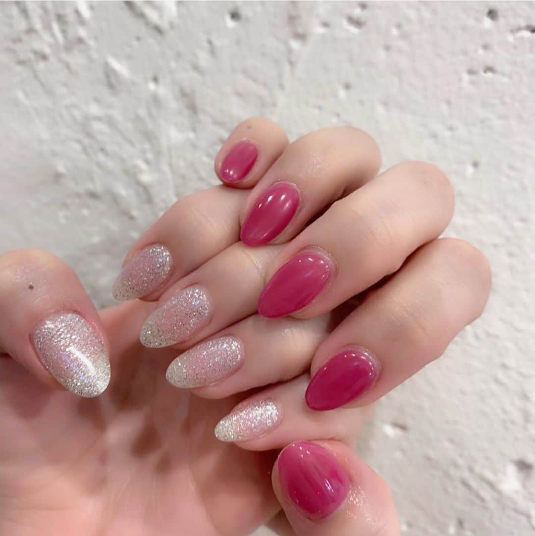 鏑木梨奈のインスタグラム：「. . 🍇ぶどう色ちゅるんラメラメネイル♡ . 理想通りにしてくれます♡ いつもありがとうございます♡ . @lapis_kotoko . #newnail #nail #ちゅるんネイル」