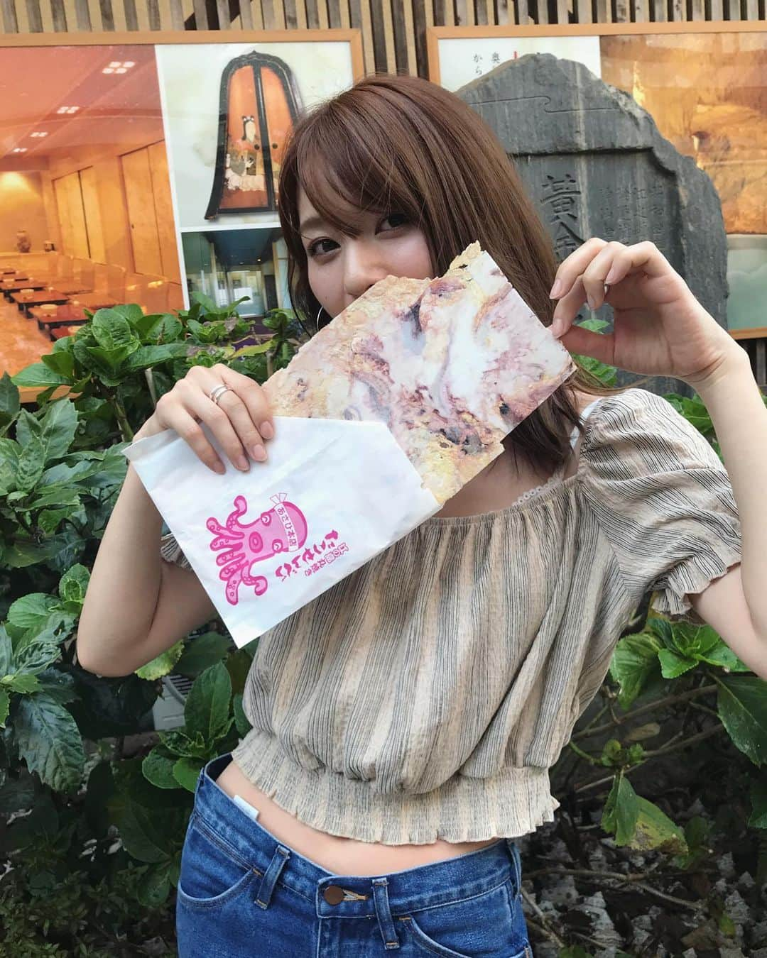 諸塚香奈実のインスタグラム：「. たこせんべい 江ノ島行ったら必ず食べる🐙 #あ #デニムのタグが出ちゃってる #🤦🏻‍♀️」