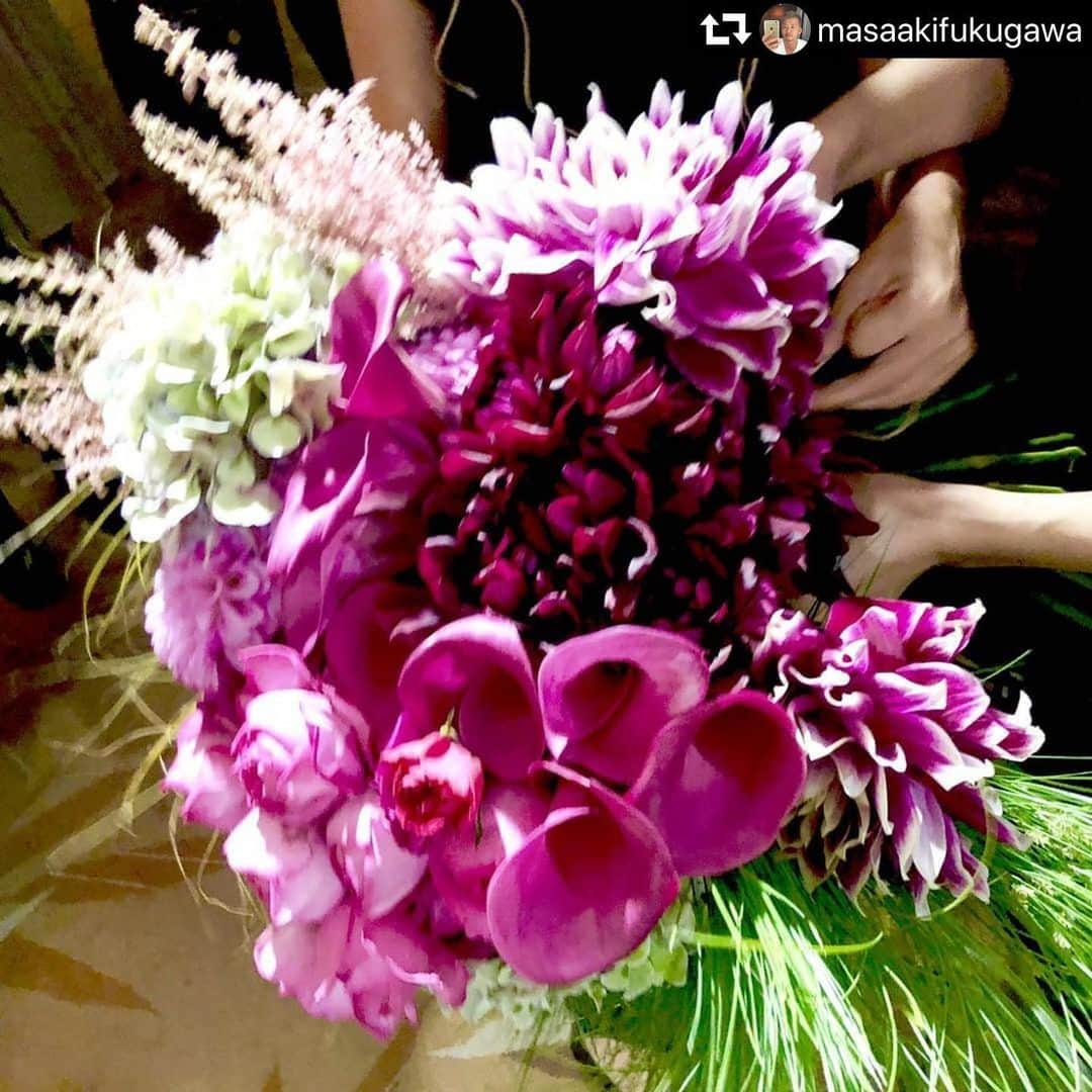 秋定麻紀子さんのインスタグラム写真 - (秋定麻紀子Instagram)「💐💐💐💐💐💐💐💐 #repost @masaakifukugawa ・・・ . 想像を小さな一つ一つで重ねて 大きな一つを造り上げる それも神経質ではなく大胆に . とてもメイクに似ている作業だと 思いました . アートってなんだろ？ アーティストってなんだろ？ っていつも考える .  身近でそれを実現できていて  尊敬してる人 それが @massa_nakagawa . 終わったあと、もー酔っちゃってたよーって満面の笑みで言ってました 良いと思います アーティストなんで 結果がすばらしいので . . . まーまーの学歴できっとどこかの企業でバリバリ働いているんだと思ってた10代 会社訪問してて誰一人として話しかけてくださるかたの言葉にRESPECTがうまれなかった 昔からファッションが好きだった でも、好きなことを仕事にはしたくはなかった 得意なことを仕事にしたくてファッション系のヘアメイクを目指して25年 まだまだ向上できるところがありすぎる職業に出会えたこと。それを文句も言わずに応援してくれてた家族に感謝してます . #フラワーアーティスト #flower #アート #芸術」8月12日 16時50分 - makiakisada