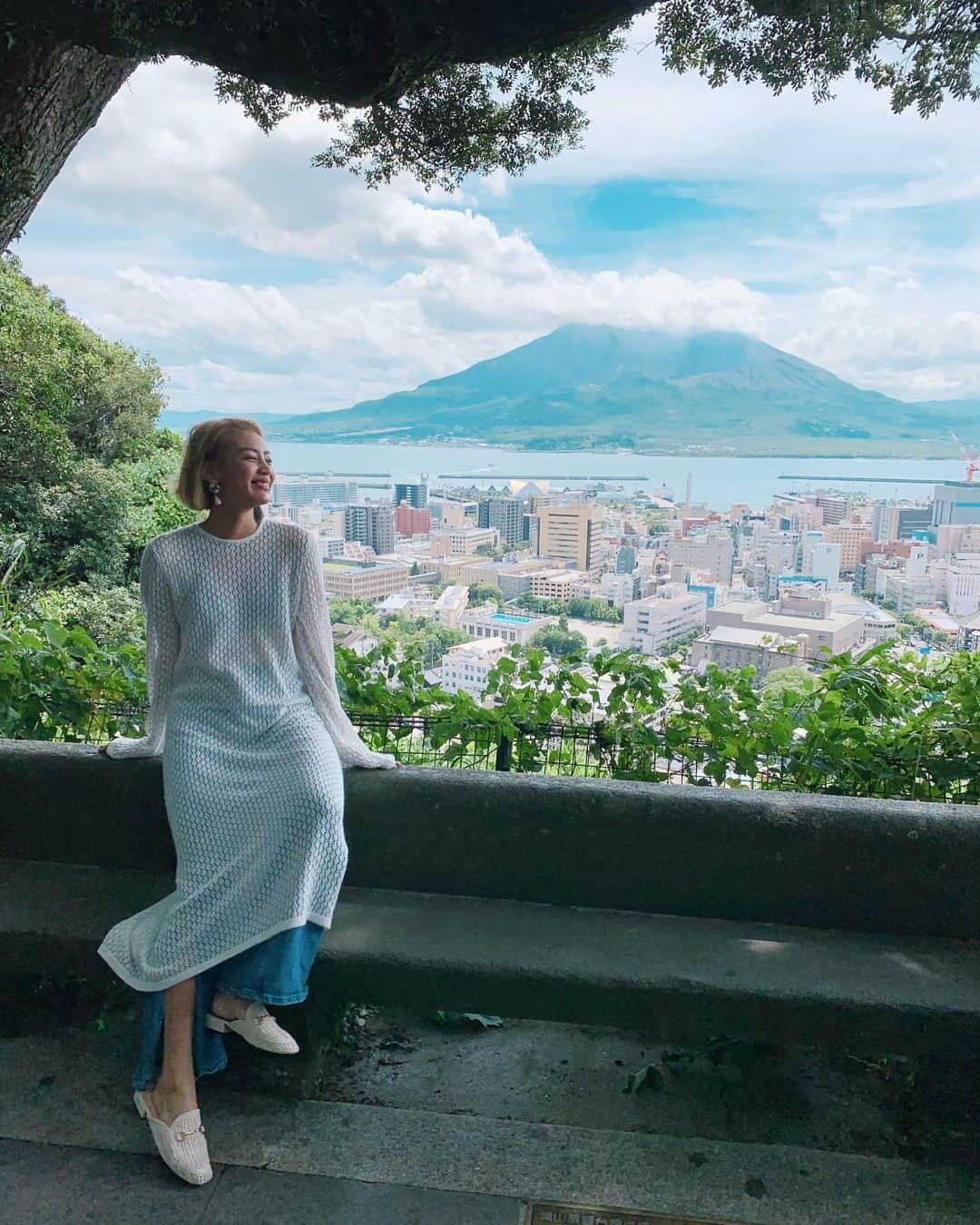 平アスカさんのインスタグラム写真 - (平アスカInstagram)「. だいすきな桜島パイセン。🗻 鹿児島に帰ってきたら必ずここに来るんだ😊✨ この景色をみるとなんだか涙が出てまだまだ頑張らなくちゃって思う‼️ 何度見ても元気をもらう！ このひの桜島もわっぜよかにせやったど😍☺️ #kagoshima #鹿児島 #桜島 #せごどん」8月12日 16時56分 - asucataira