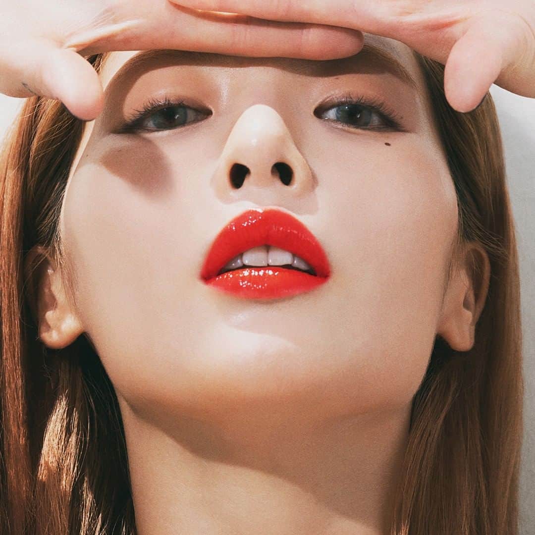 Yves Saint Laurent Beautyさんのインスタグラム写真 - (Yves Saint Laurent BeautyInstagram)「Hotter than the sun and cooler than the pool. You, in the brand new: VERNIS À LÈVRES WATERSTAIN in N°618 WET VERMILLON @hyunah_aa in @voguekorea  #yslbeauty #diveincolor #waterstain」8月12日 16時59分 - yslbeauty