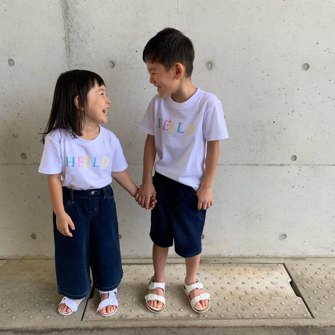 くんちゃんさんのインスタグラム写真 - (くんちゃんInstagram)「・ ・ ・ @kotoba.design さんの HELLO Tシャツ𓀠 ・ ・ HELLOの文字の色画可愛い♡ ・ このTシャツ兄弟リンクはもちろん 親子リンクもできるサイズ展開してるよ。 ・ そして、1枚につきお買上げの 800円が NPO法人へ寄付されるんだって！！ ・ 素敵すぎる✧‧˚ ・ 自分が出したお金が困った人たちへ寄付されるとか 素敵なシステム！ ・ ・ 子供達が笑顔になれるようにという願いから‥ ・ 世界中の子供達みんなが笑顔に·͜·♡ ・ ・ ・ #kotobadesign #コトバデザイン #チャリティー #チャリティーTシャツ #ロカリ#ママリ#mamagirl#おしゃれさんと繋がりたい#お洒落な人と繋がりたい#リンクコーデ#6歳#5歳#兄妹#息子#娘#男の子#キッズ#kidsfashion#kids」8月12日 17時07分 - kunchan1203