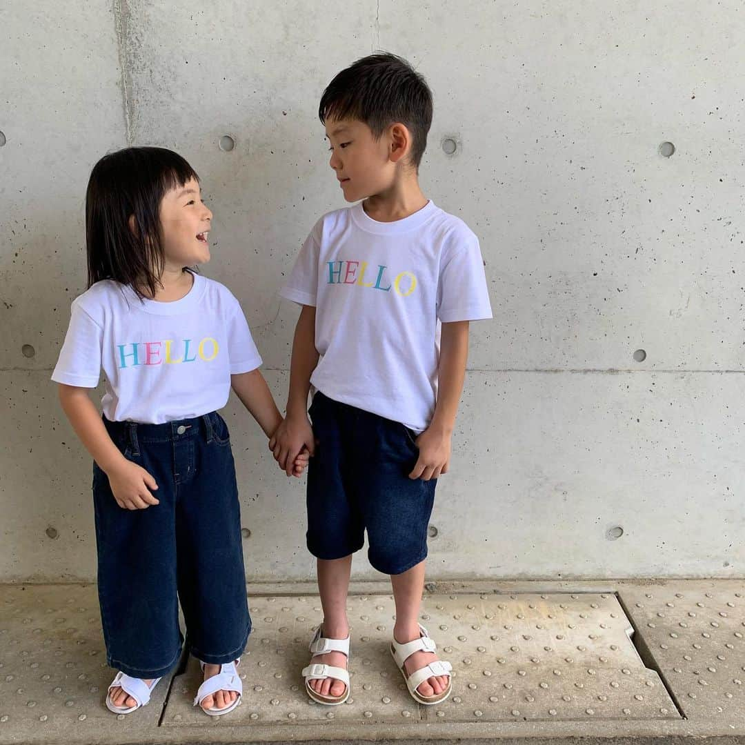 くんちゃんさんのインスタグラム写真 - (くんちゃんInstagram)「・ ・ ・ @kotoba.design さんの HELLO Tシャツ𓀠 ・ ・ HELLOの文字の色画可愛い♡ ・ このTシャツ兄弟リンクはもちろん 親子リンクもできるサイズ展開してるよ。 ・ そして、1枚につきお買上げの 800円が NPO法人へ寄付されるんだって！！ ・ 素敵すぎる✧‧˚ ・ 自分が出したお金が困った人たちへ寄付されるとか 素敵なシステム！ ・ ・ 子供達が笑顔になれるようにという願いから‥ ・ 世界中の子供達みんなが笑顔に·͜·♡ ・ ・ ・ #kotobadesign #コトバデザイン #チャリティー #チャリティーTシャツ #ロカリ#ママリ#mamagirl#おしゃれさんと繋がりたい#お洒落な人と繋がりたい#リンクコーデ#6歳#5歳#兄妹#息子#娘#男の子#キッズ#kidsfashion#kids」8月12日 17時07分 - kunchan1203