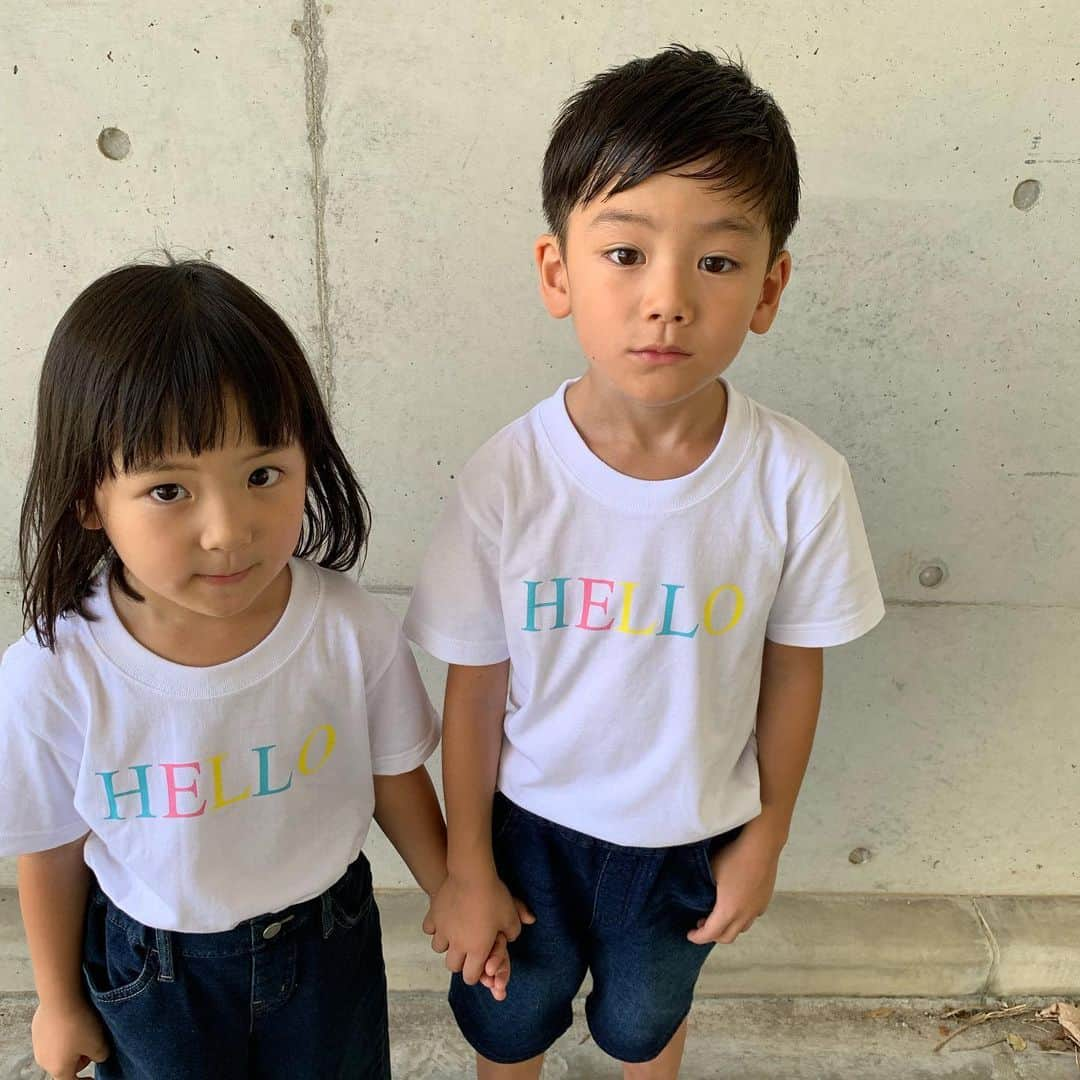 くんちゃんさんのインスタグラム写真 - (くんちゃんInstagram)「・ ・ ・ @kotoba.design さんの HELLO Tシャツ𓀠 ・ ・ HELLOの文字の色画可愛い♡ ・ このTシャツ兄弟リンクはもちろん 親子リンクもできるサイズ展開してるよ。 ・ そして、1枚につきお買上げの 800円が NPO法人へ寄付されるんだって！！ ・ 素敵すぎる✧‧˚ ・ 自分が出したお金が困った人たちへ寄付されるとか 素敵なシステム！ ・ ・ 子供達が笑顔になれるようにという願いから‥ ・ 世界中の子供達みんなが笑顔に·͜·♡ ・ ・ ・ #kotobadesign #コトバデザイン #チャリティー #チャリティーTシャツ #ロカリ#ママリ#mamagirl#おしゃれさんと繋がりたい#お洒落な人と繋がりたい#リンクコーデ#6歳#5歳#兄妹#息子#娘#男の子#キッズ#kidsfashion#kids」8月12日 17時07分 - kunchan1203