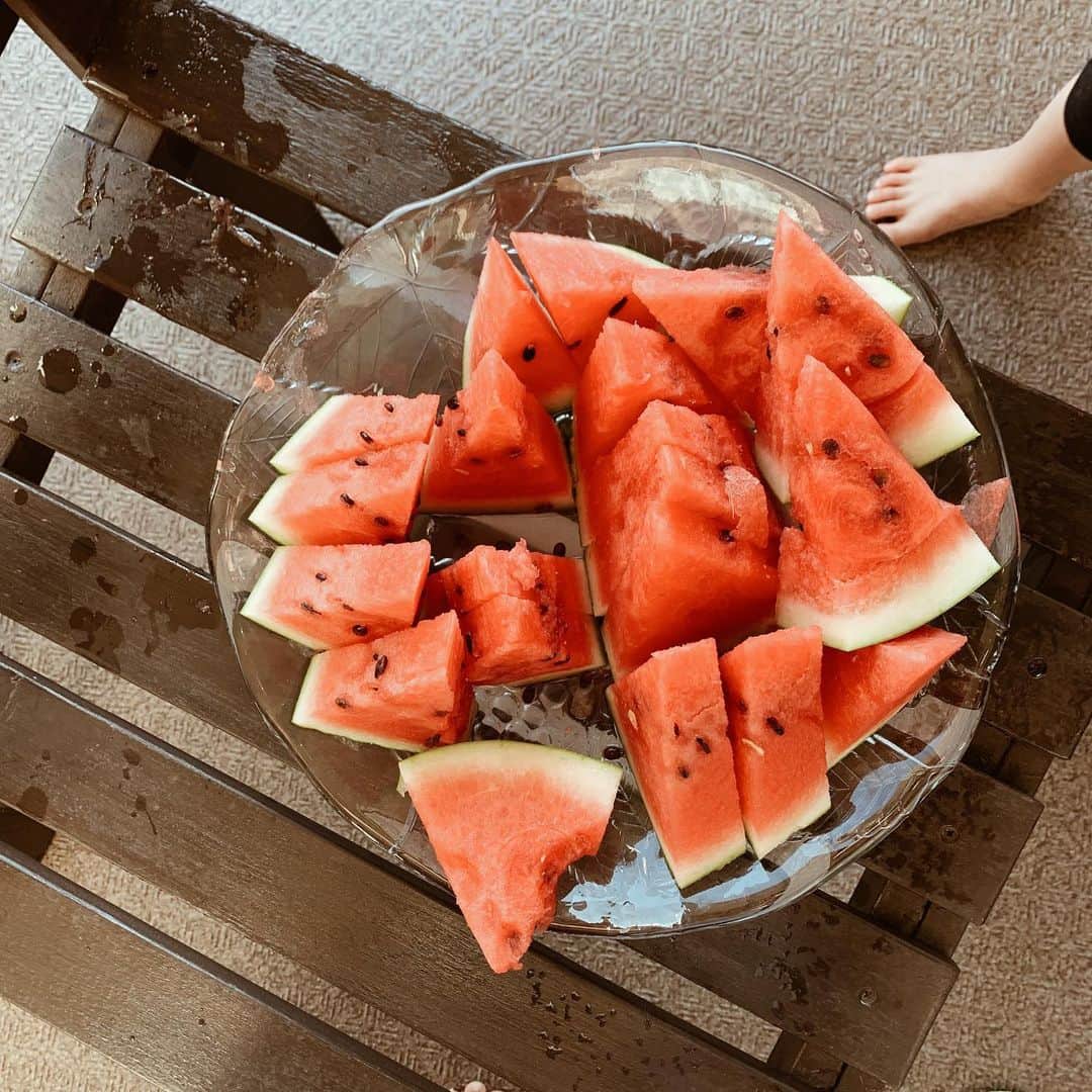 のインスタグラム：「従兄弟とPOOL入って、スイカ割りして、裸でスイカ食べて…🍉 "THE 夏休み" の感じがたまらなく楽しい🥰 息子達と一緒にこういう夏を過ごせるのもあと数回なのかなと考えると、さみしくなる夏の夕暮れ #いつかは彼女と過ごすんだろうな  #そして孫を連れてくるのか でも#何年先😂 ・ ・ ・ #夏休み #summer #🍉 #スイカ割り#プール #おうちプール #お家プール #2019夏 #男の子ママ #5歳3ヶ月 #2歳」