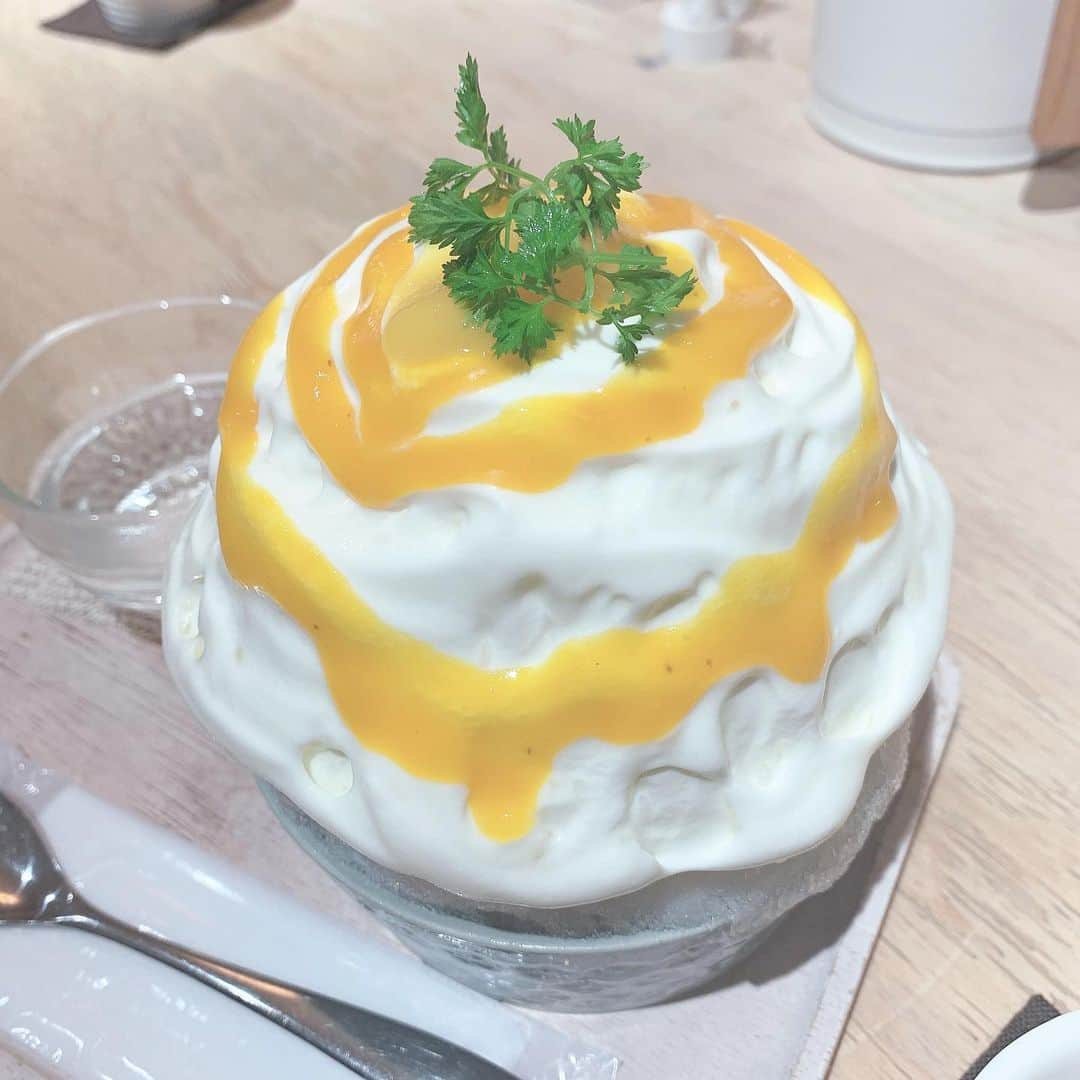 奥仲麻琴さんのインスタグラム写真 - (奥仲麻琴Instagram)「夏のたのしみ🍧💫 店員さんもカキ氷も素敵なお店☺︎ #ほうせき箱 #マンゴーヨーグルト #桃とハイビスカスとレアチーズ」8月12日 17時03分 - okunaka_makoto