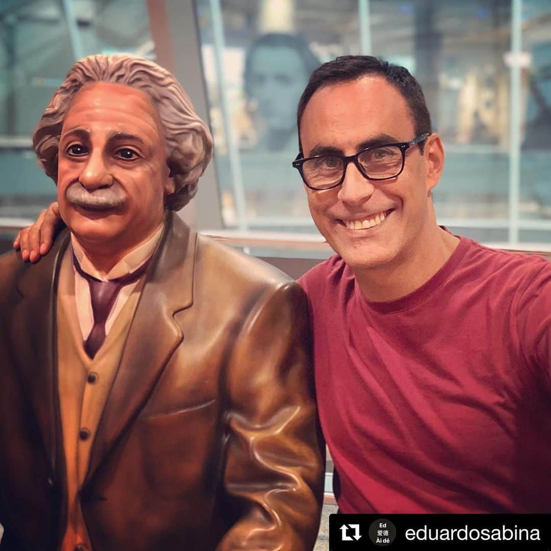 アルベルト・アインシュタインさんのインスタグラム写真 - (アルベルト・アインシュタインInstagram)「#Repost @eduardosabina with @get_repost ・・・ Look who I crossed at Frankfurt airport!! He was there seating on a bench all alone.... can you believe it?  He said: “If you can’t explain it, simply you don’t understand it well enough”  #alberteinstein」8月12日 17時04分 - alberteinstein